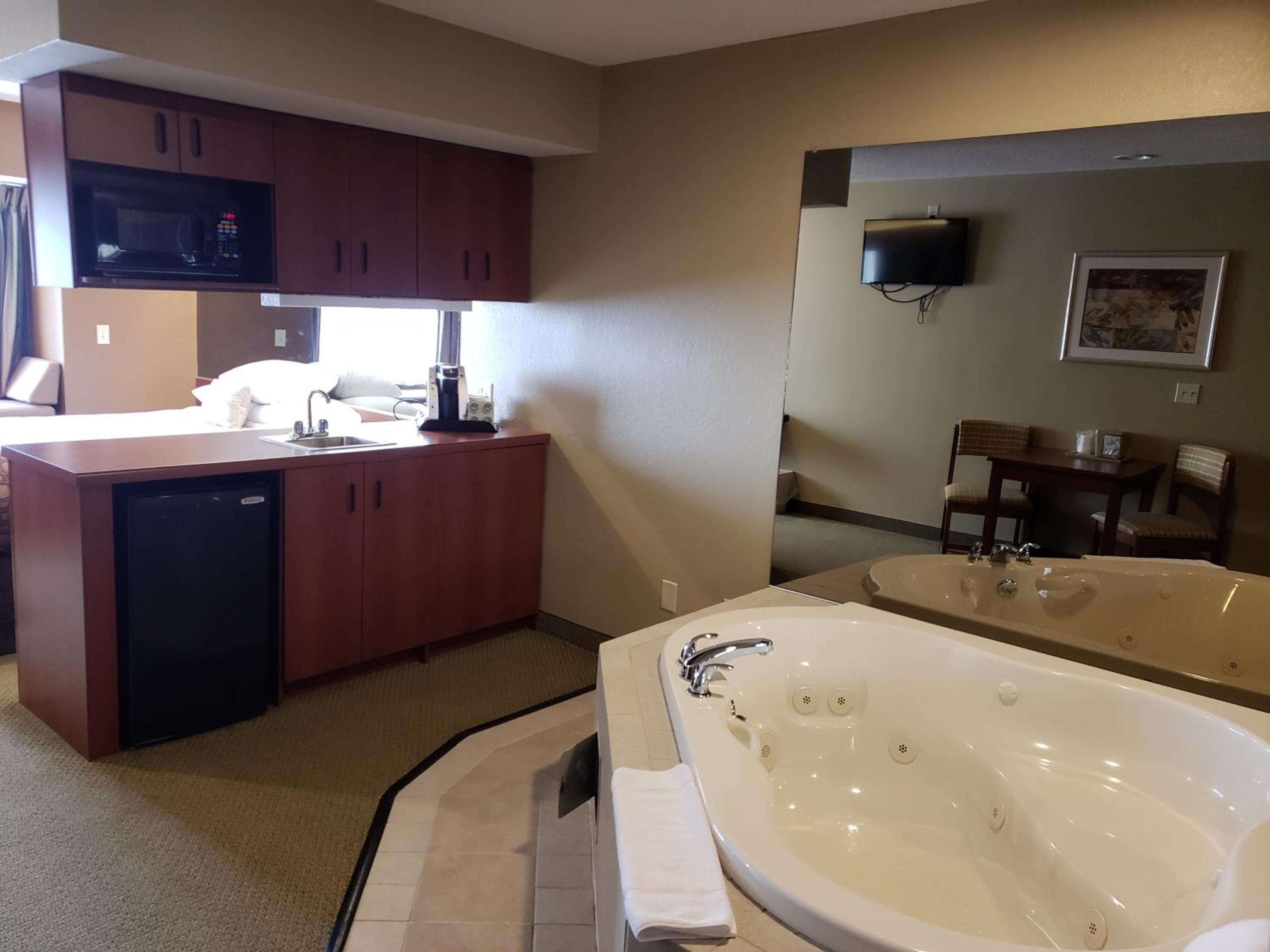 Luxury Queen Suite with Jetted Tub - Non-Smoking - Photo 1