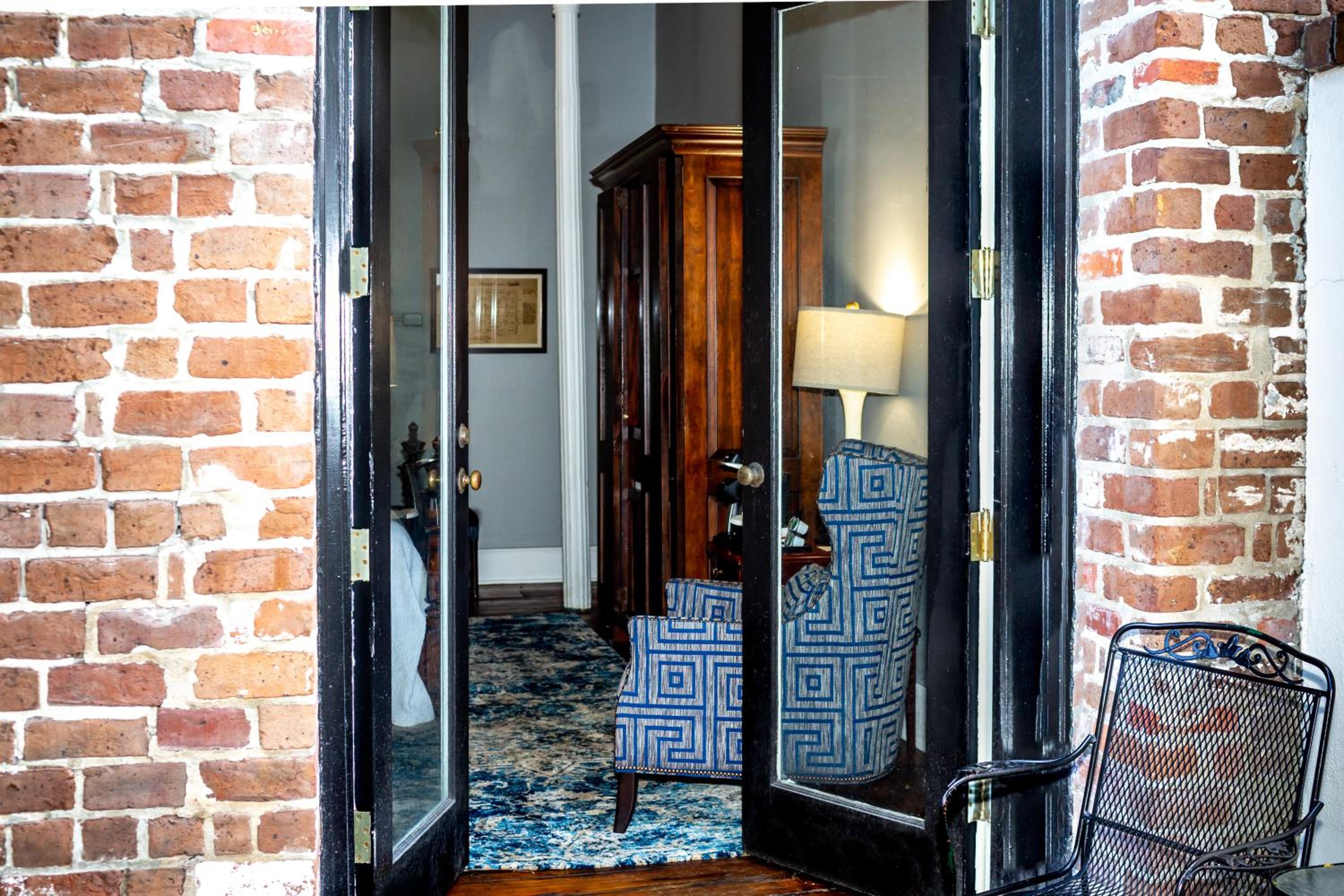 Queen Room with Patio photo 1