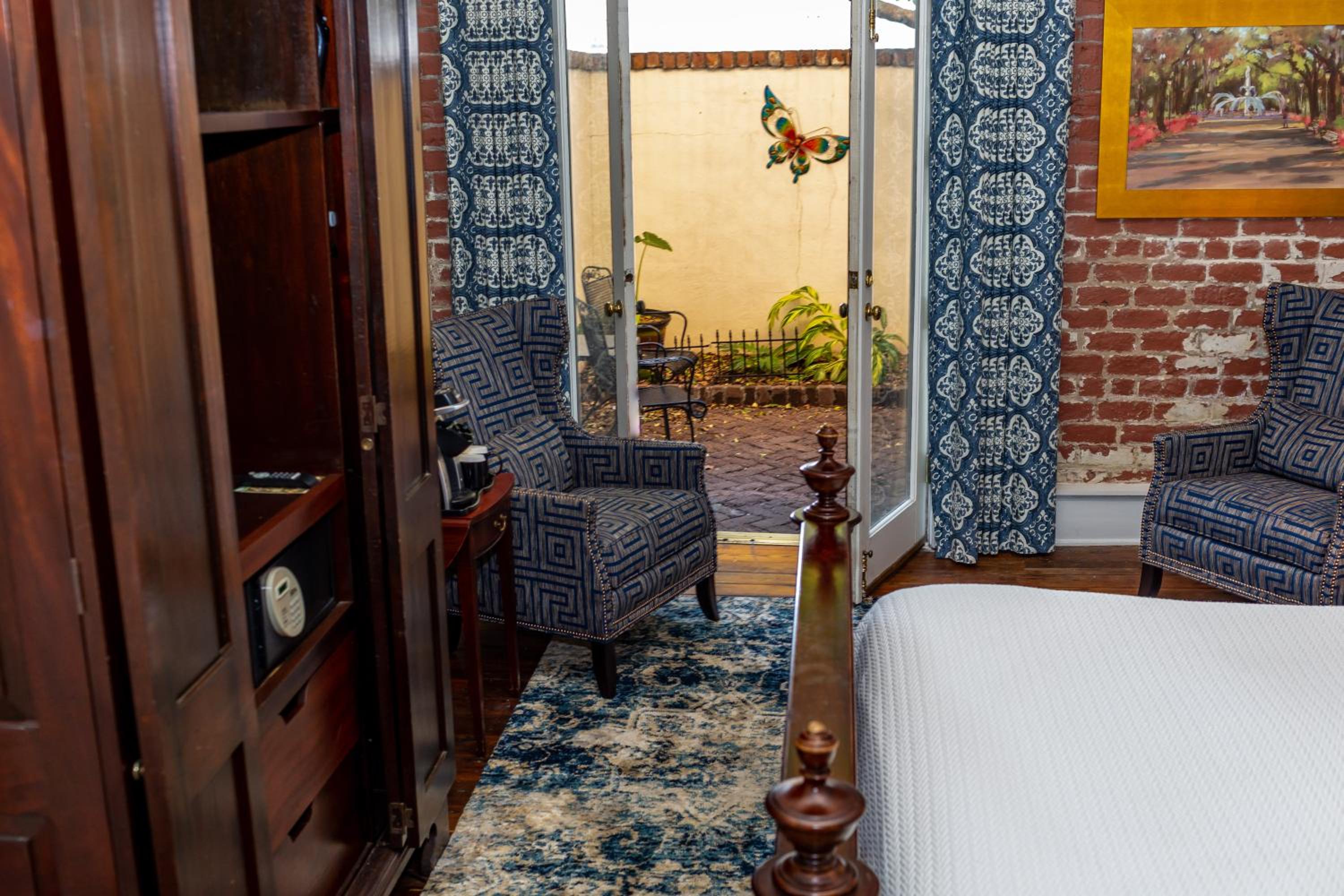 Queen Room with Patio photo 3