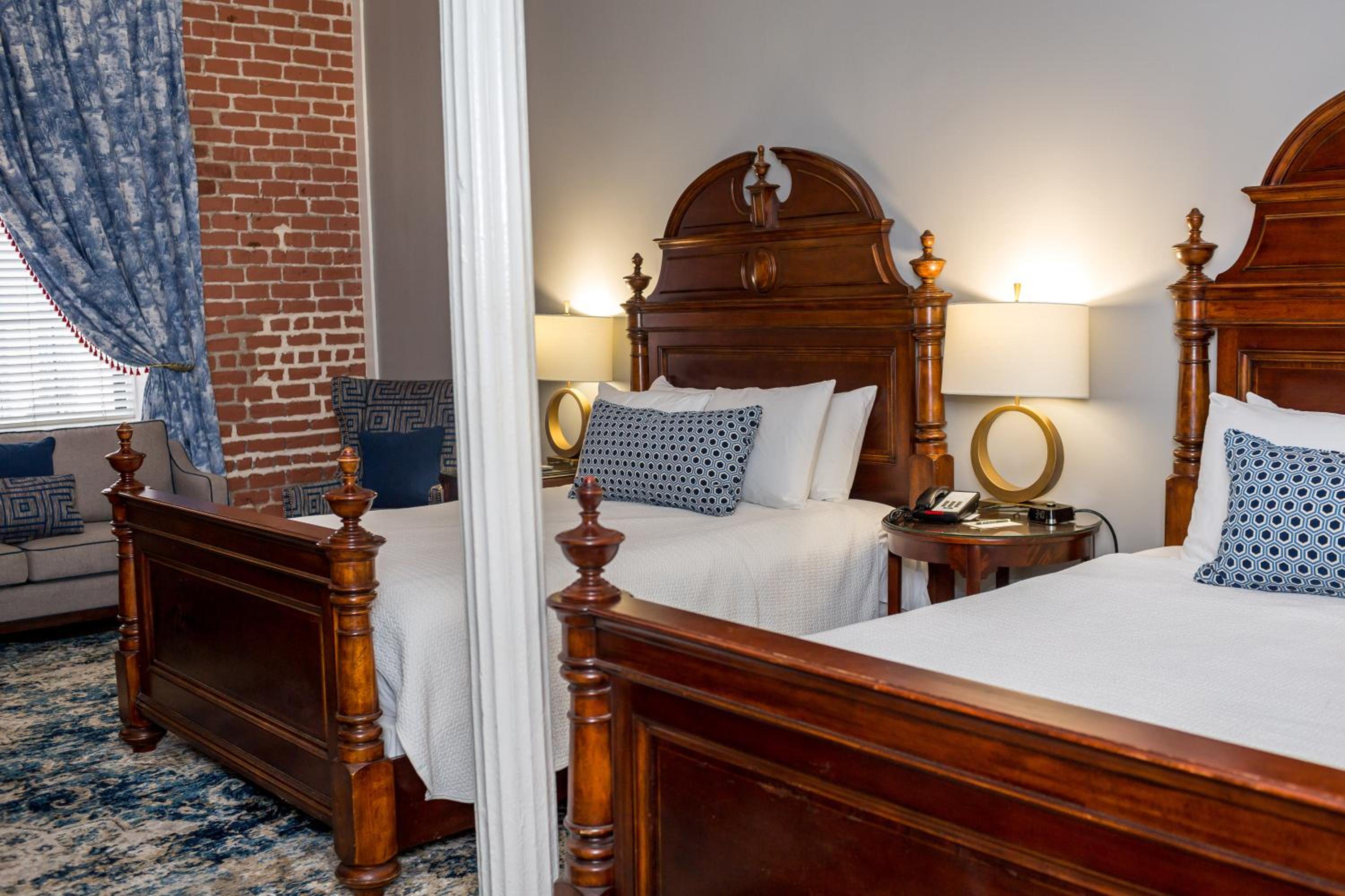 Deluxe Queen Room with Two Queen Beds photo 3