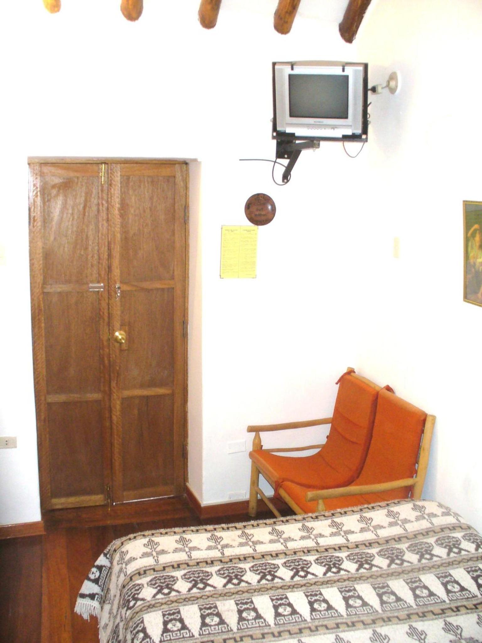Budget Single Room with Shared Bathroom photo 1