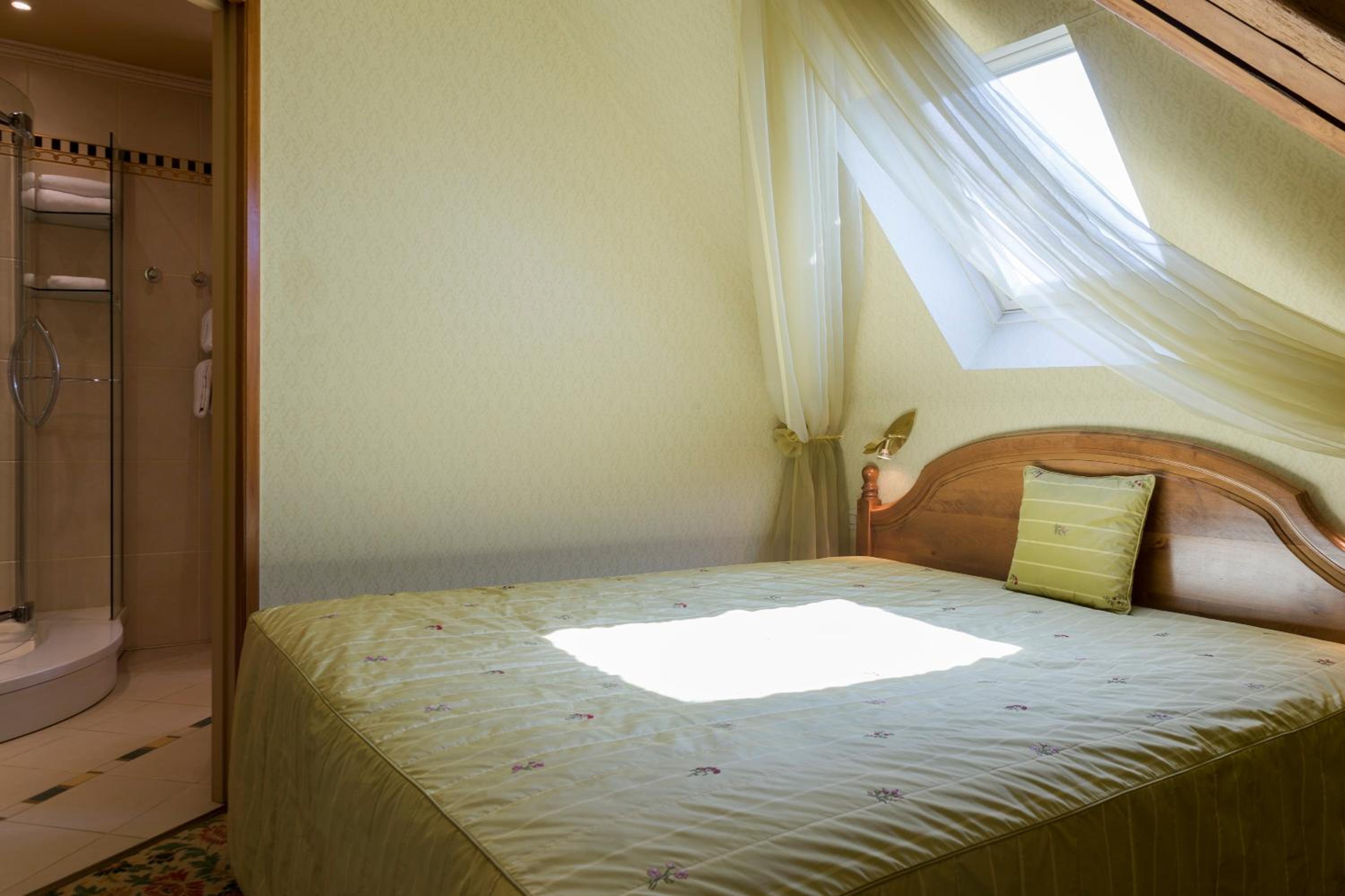 Queen Room with Hydro Massage Shower - Photo 1