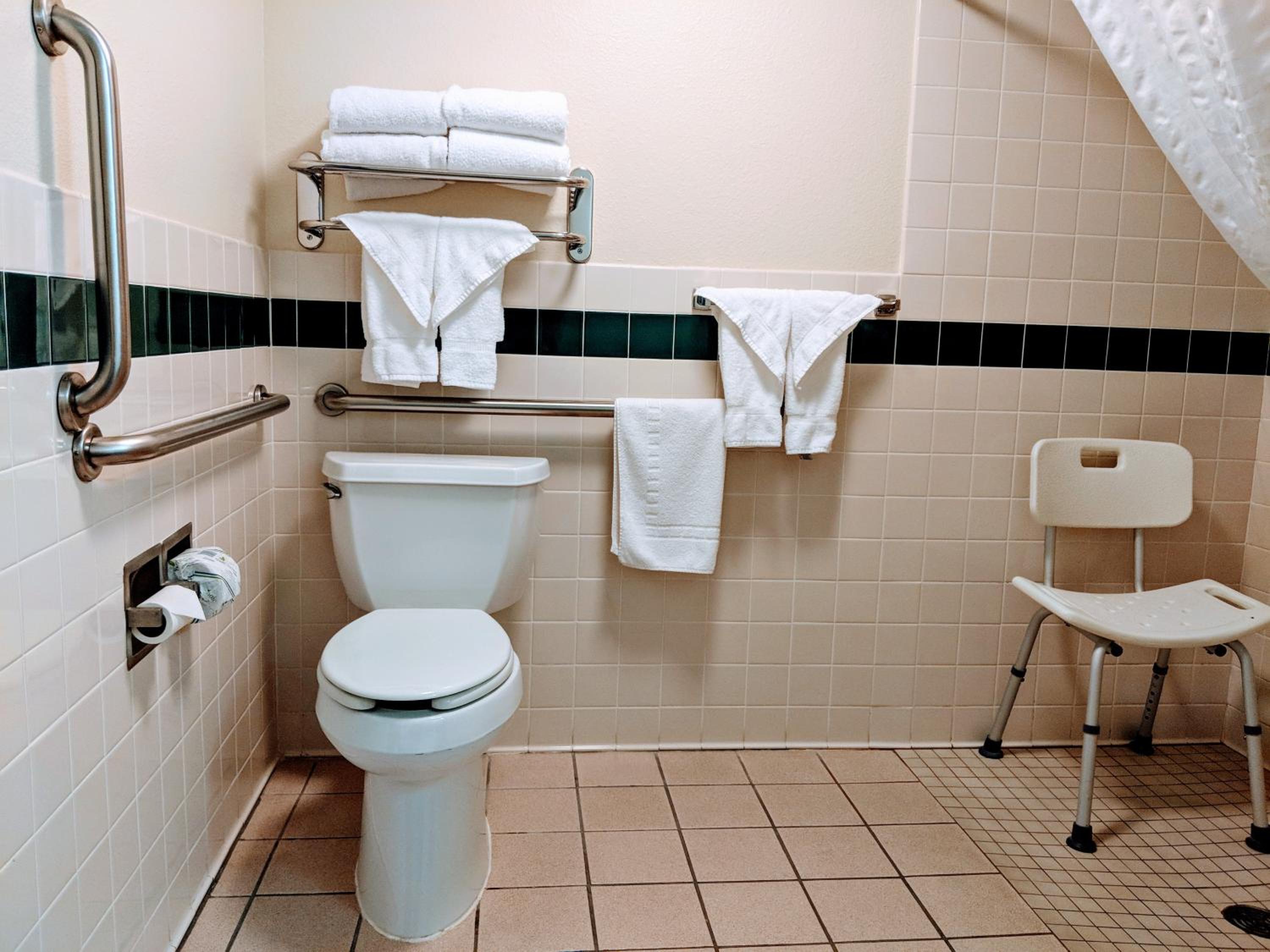 Queen Room - Mobility Access/Non-Smoking photo 2