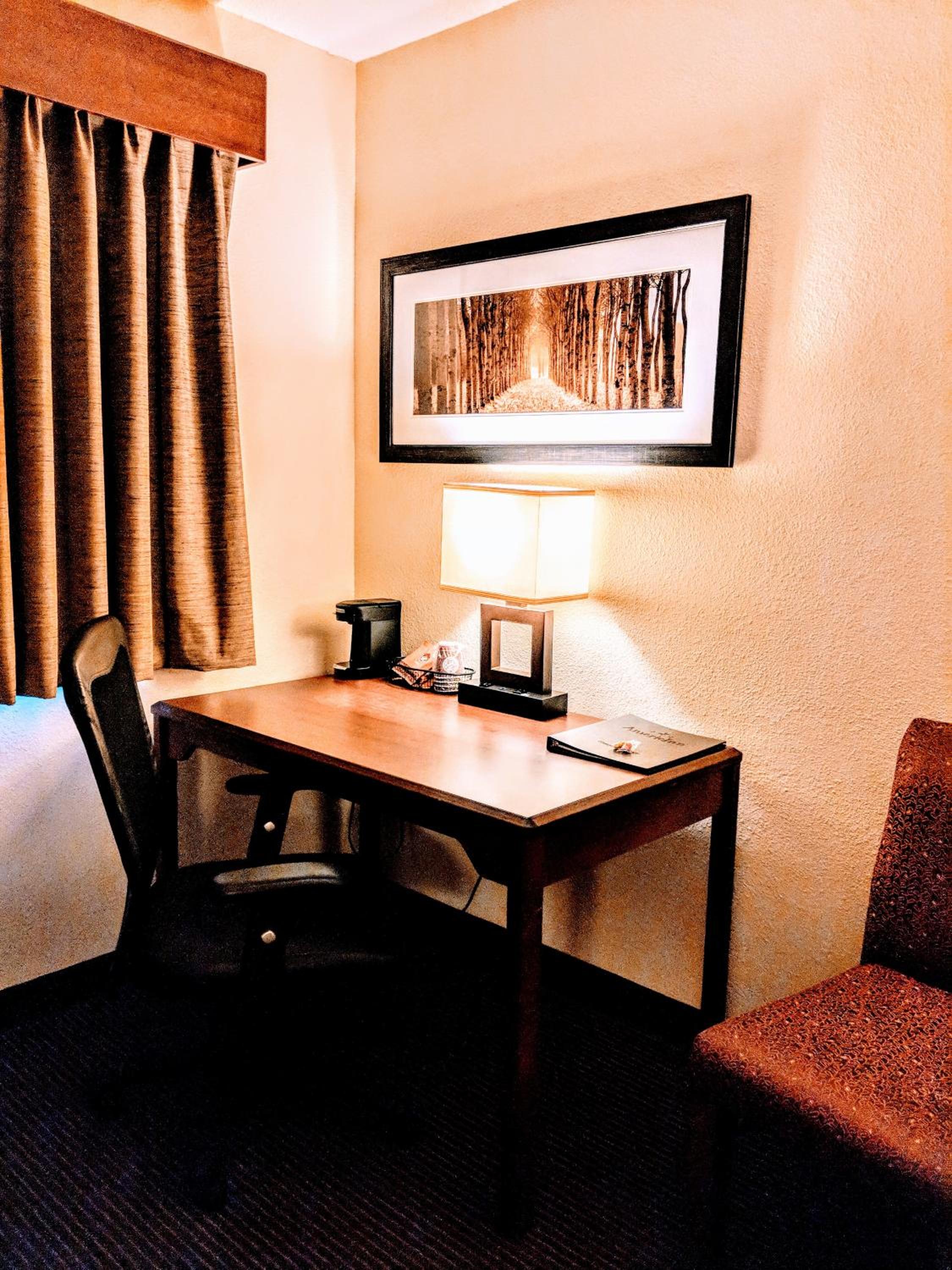 Queen Room - Mobility Access/Non-Smoking photo 3