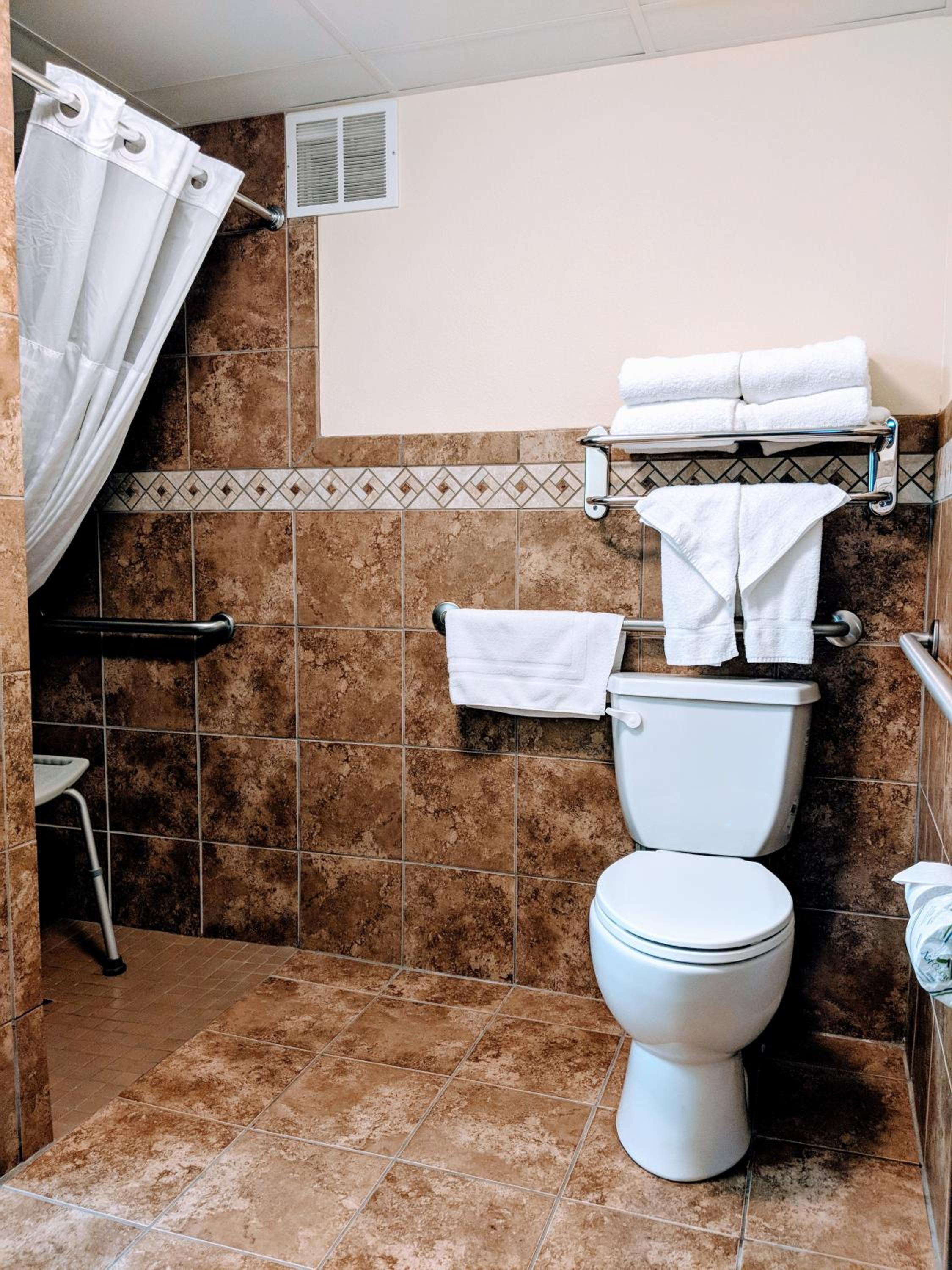 Queen Room with Two Queen Beds - Mobility Access/Non-Smoking photo 3