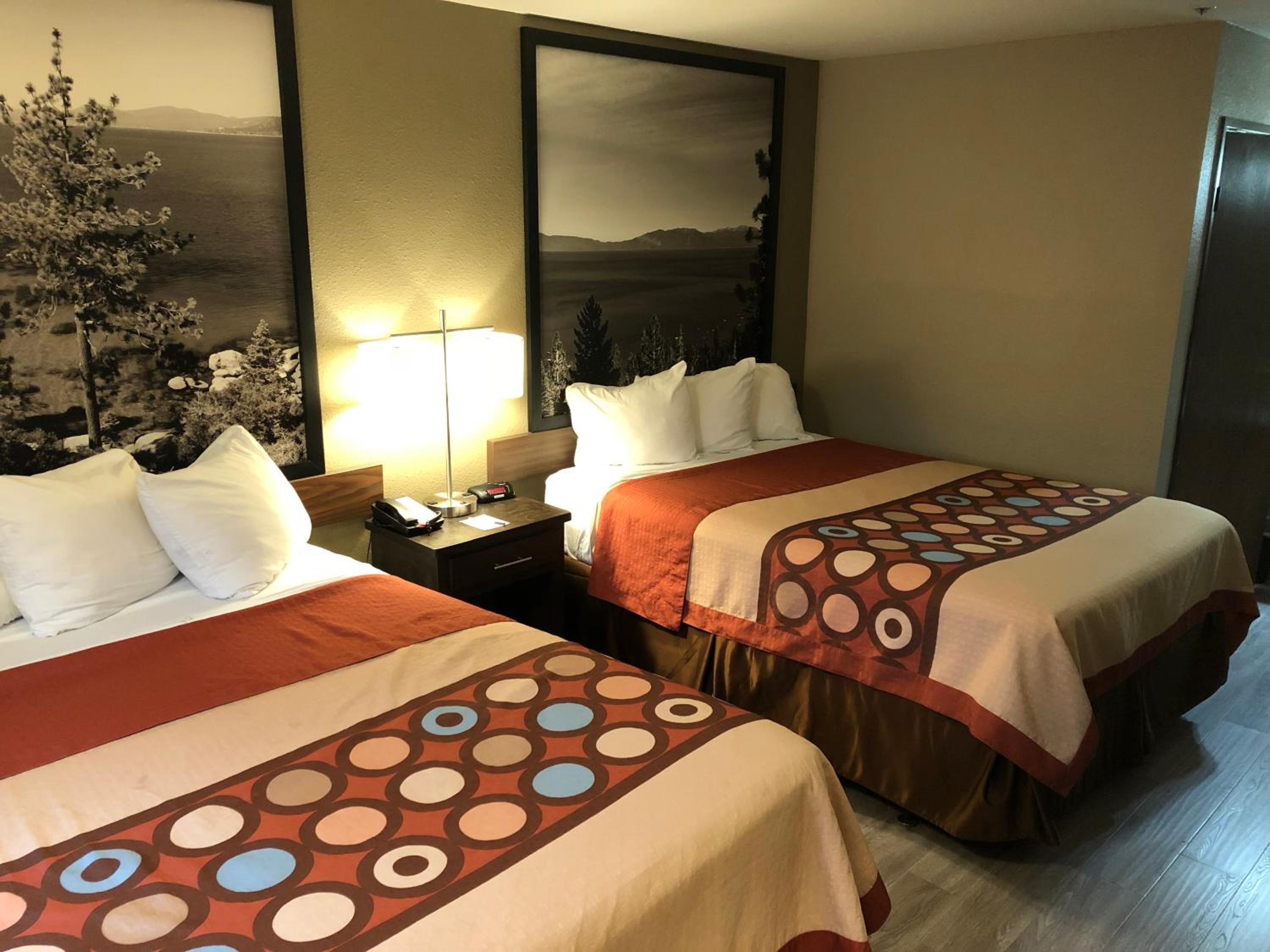 Queen Room with Two Queen Beds - Non-Smoking - Photo 4