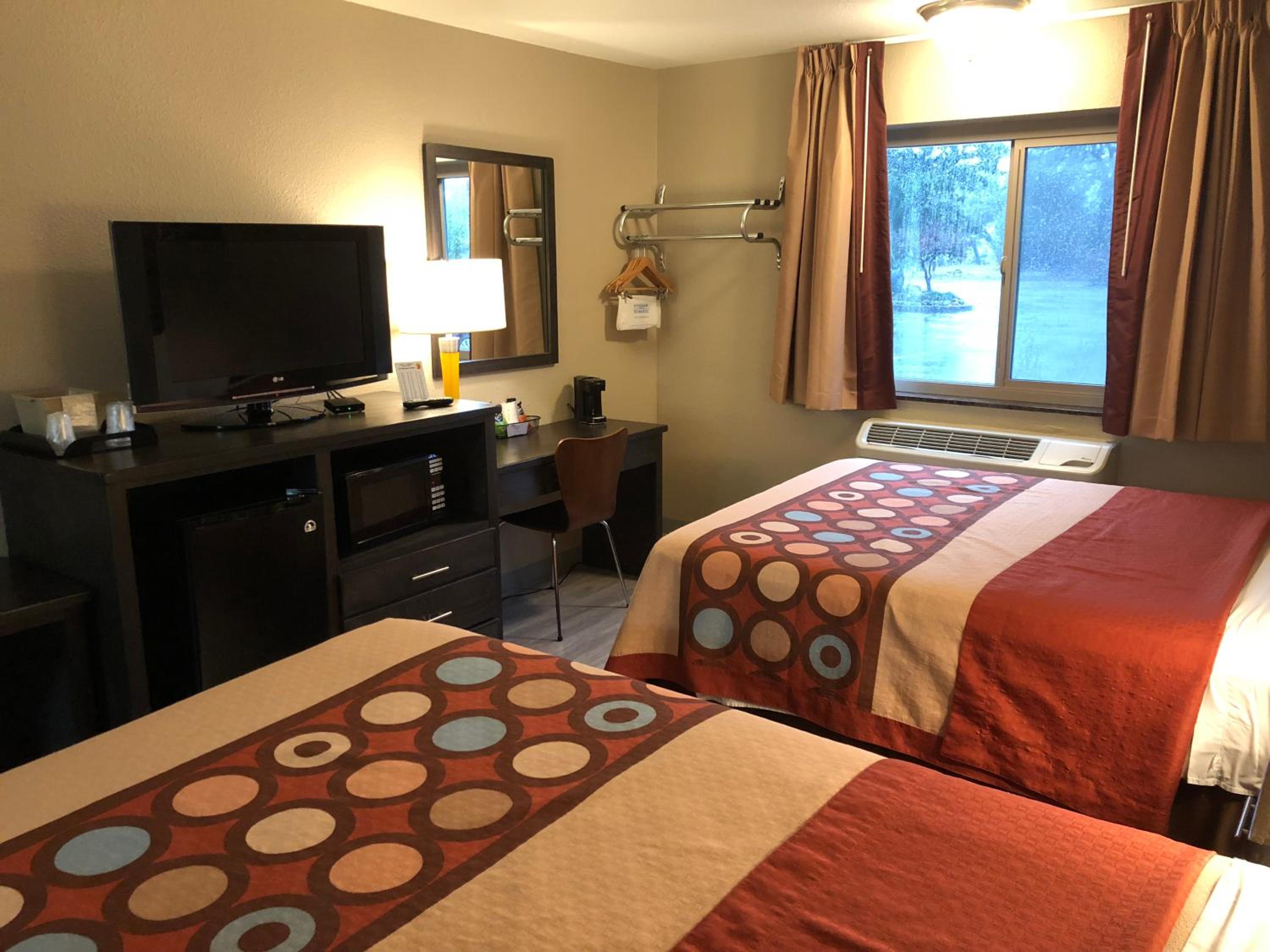 Queen Room with Two Queen Beds - Non-Smoking - Photo 2