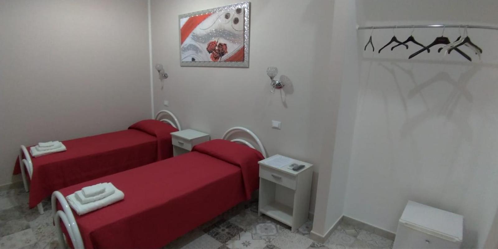 Twin Room with Private Bathroom - Photo 7