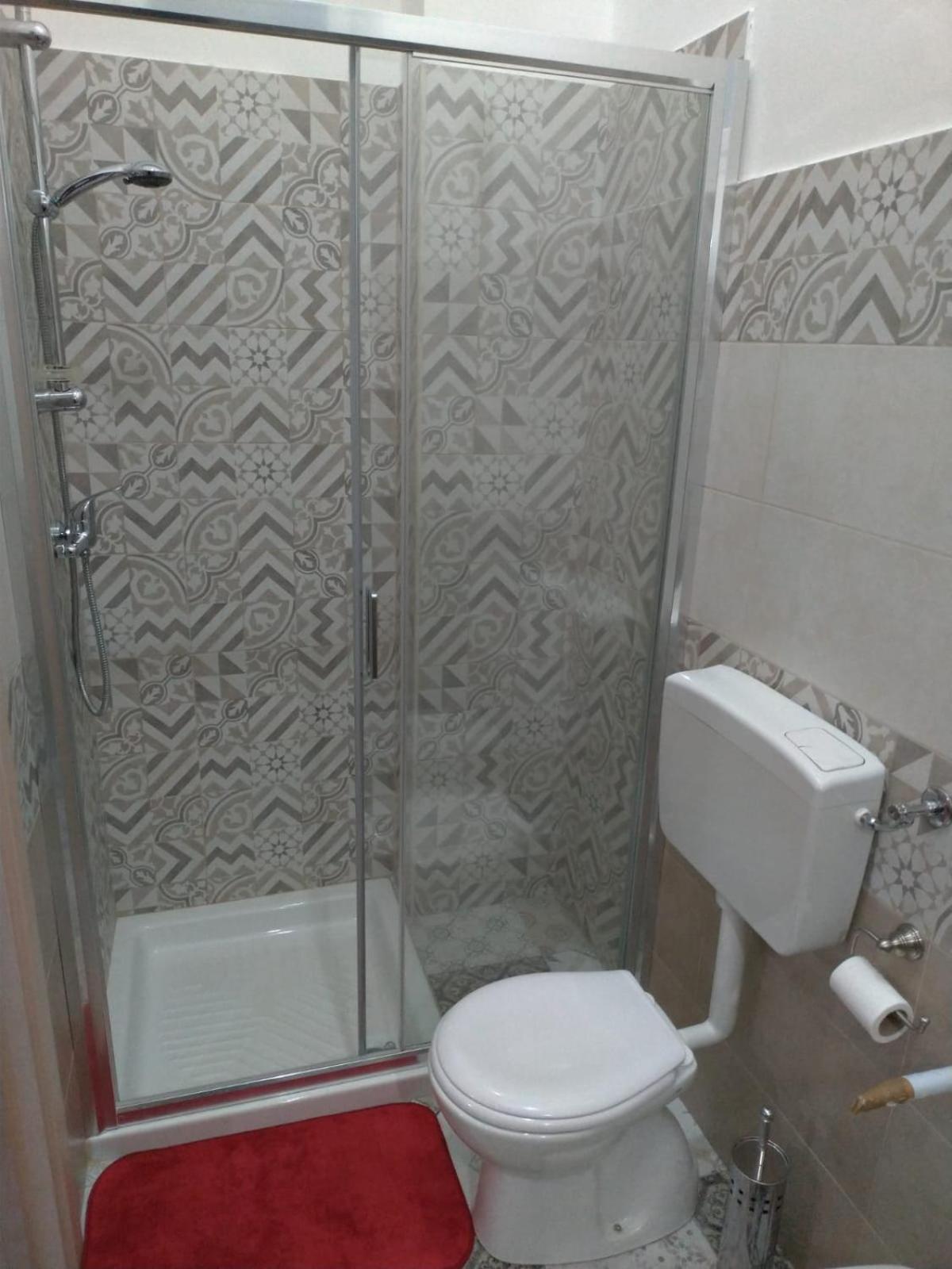 Twin Room with Private Bathroom - Photo 10
