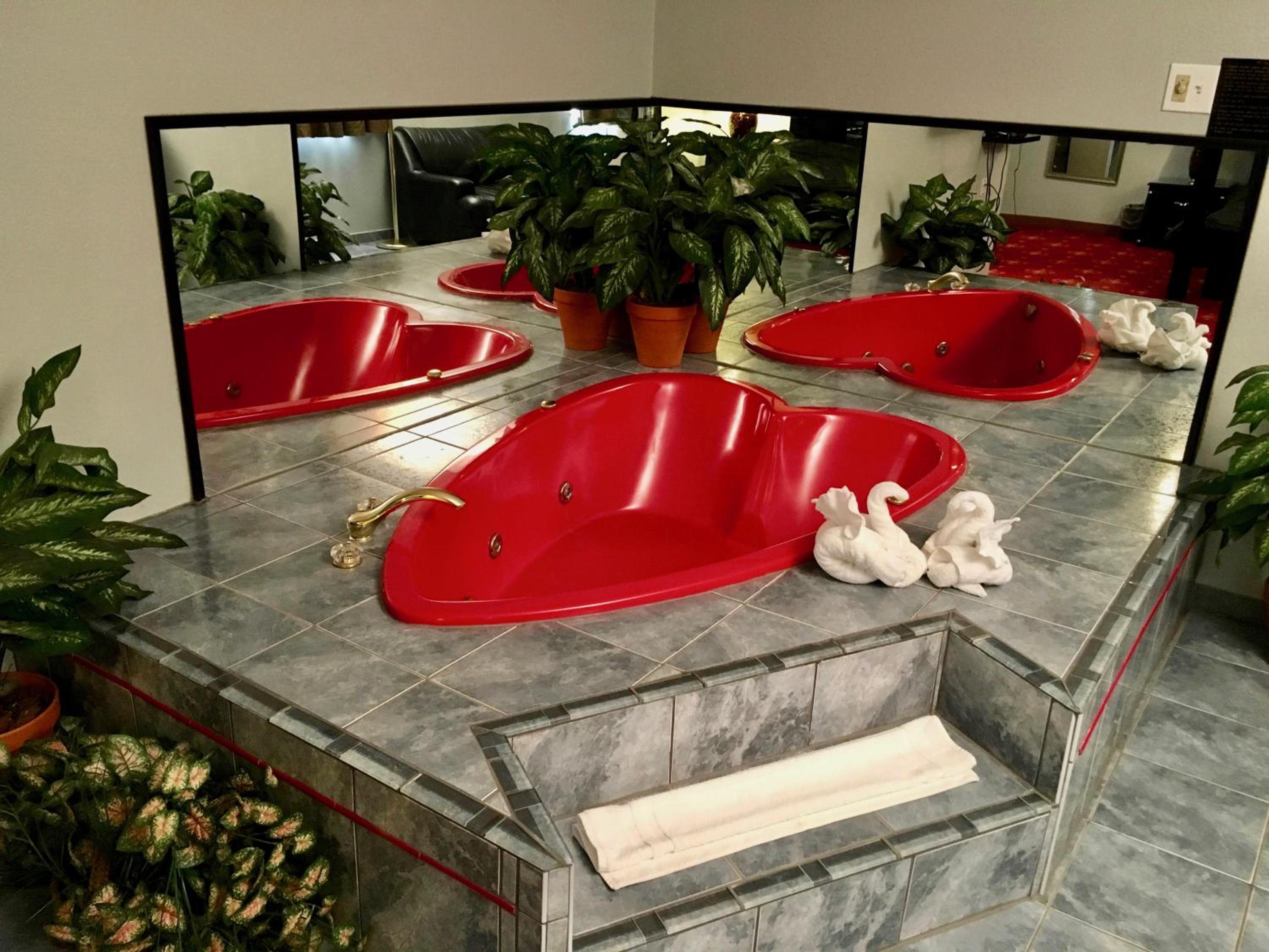 Junior Suite with Hot Tub - Photo 3