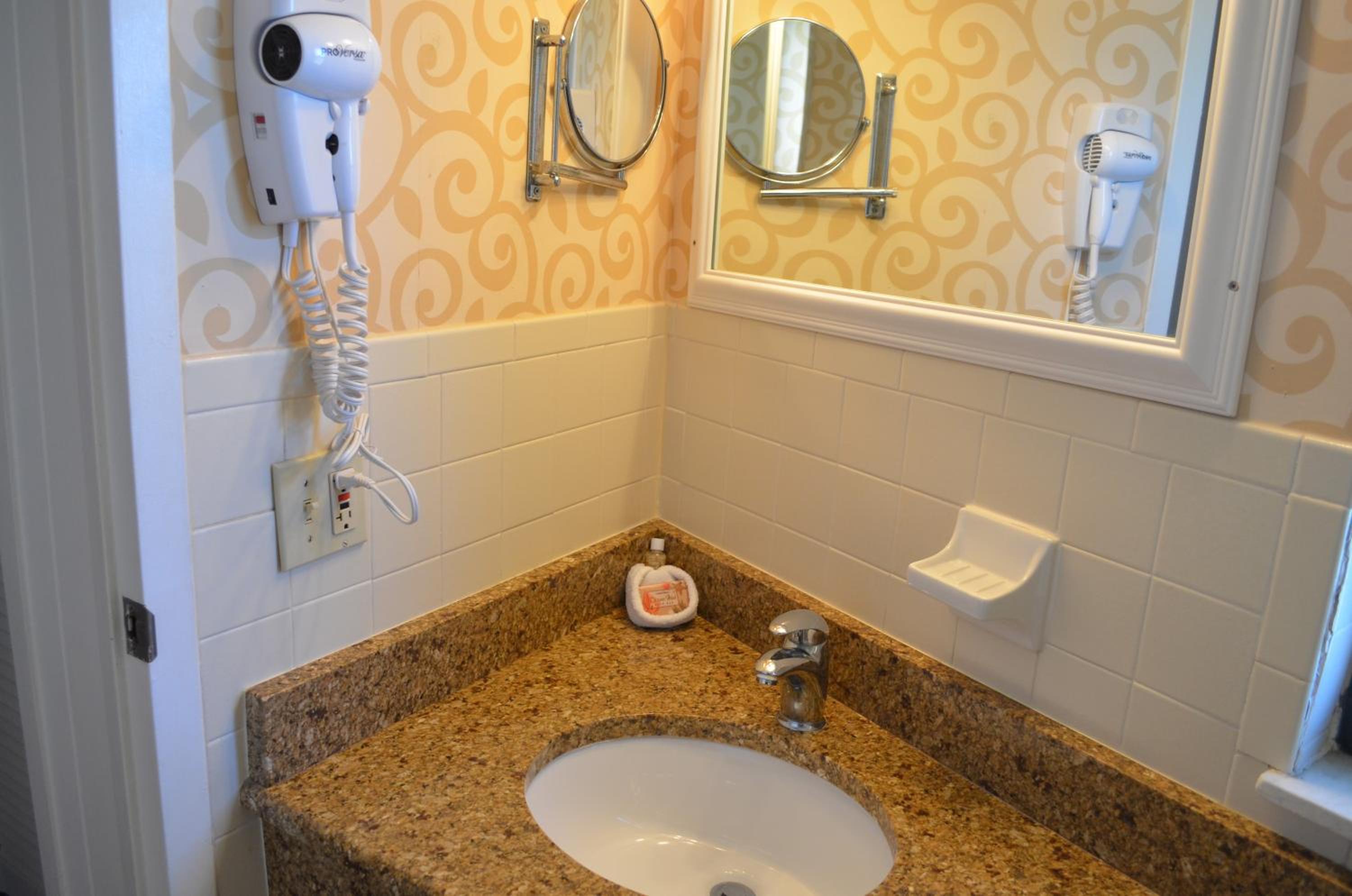 Deluxe Queen Room with Oceanfront View - Non-Smoking - Photo 7