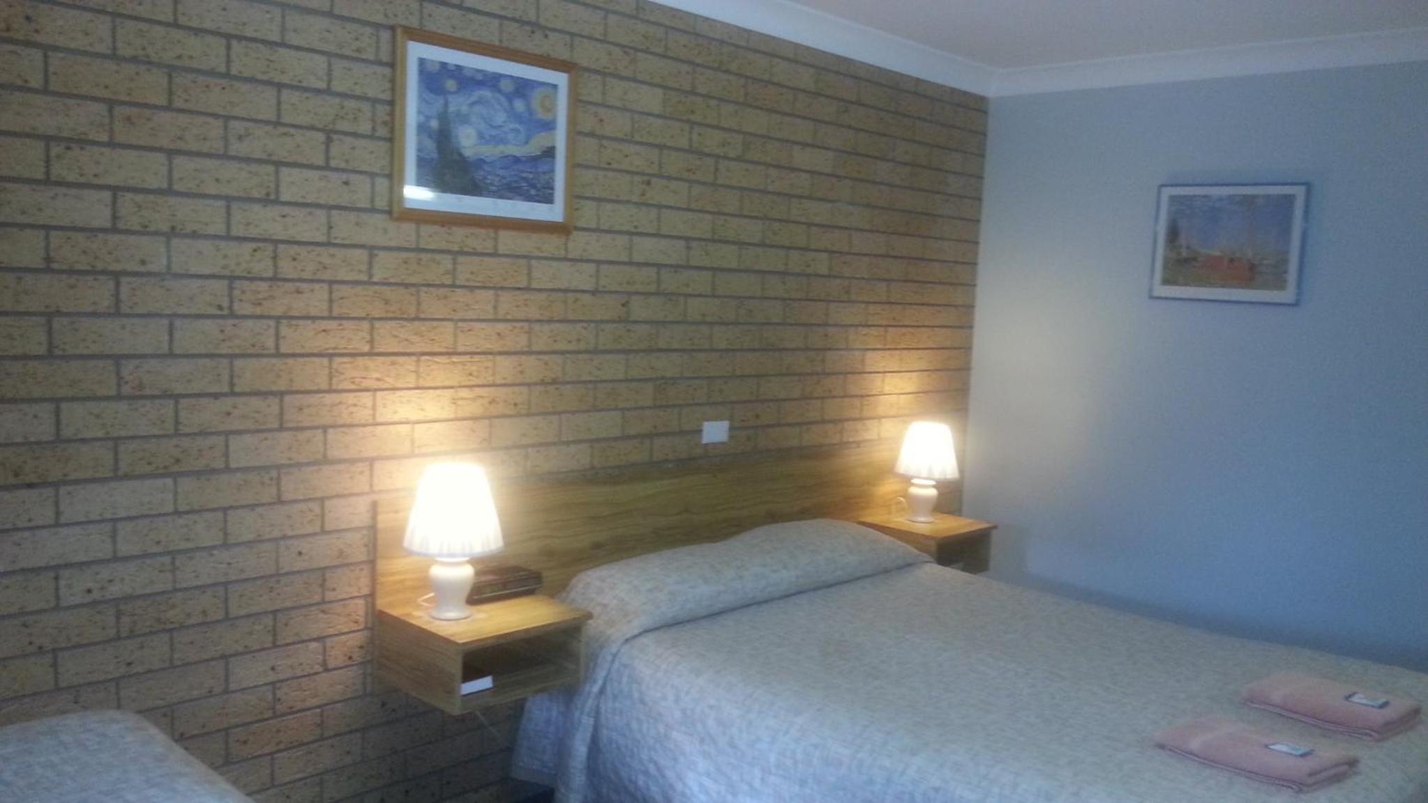 Large Family Room photo 2