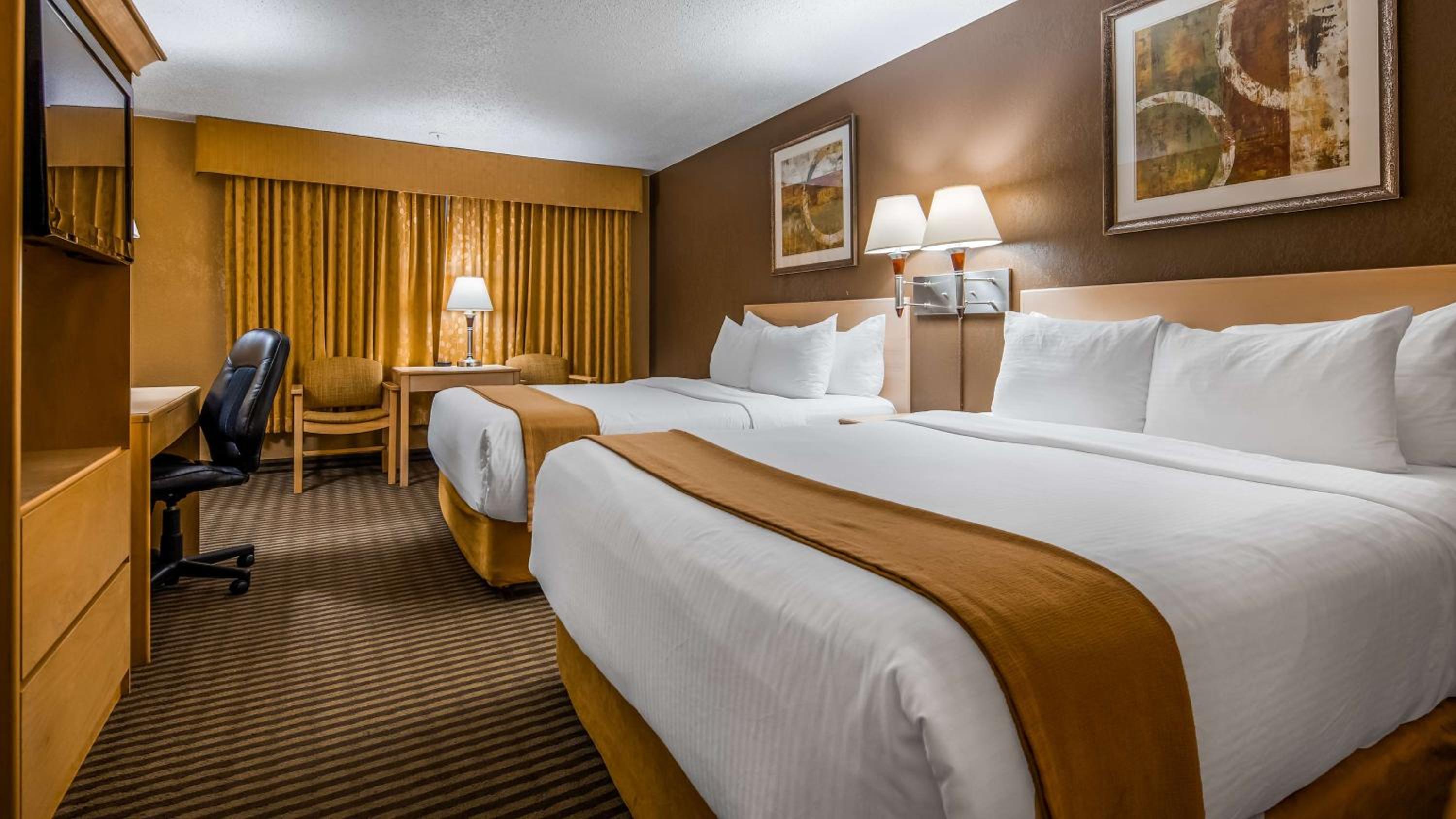 Queen Room with Two Queen Beds and Pool Access - Main Floor - Photo 4