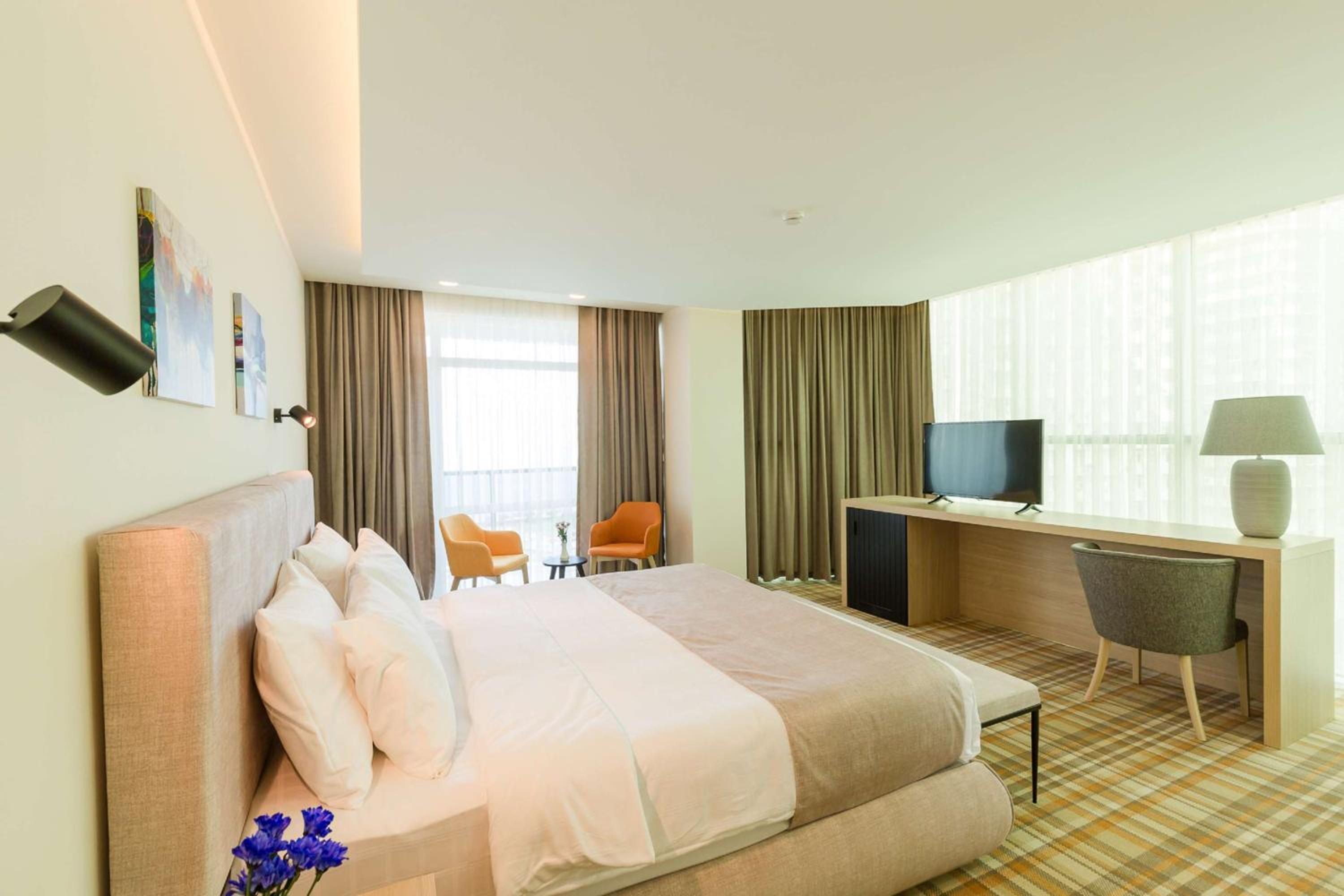 Junior King Suite with Balcony and Panorama View photo 2