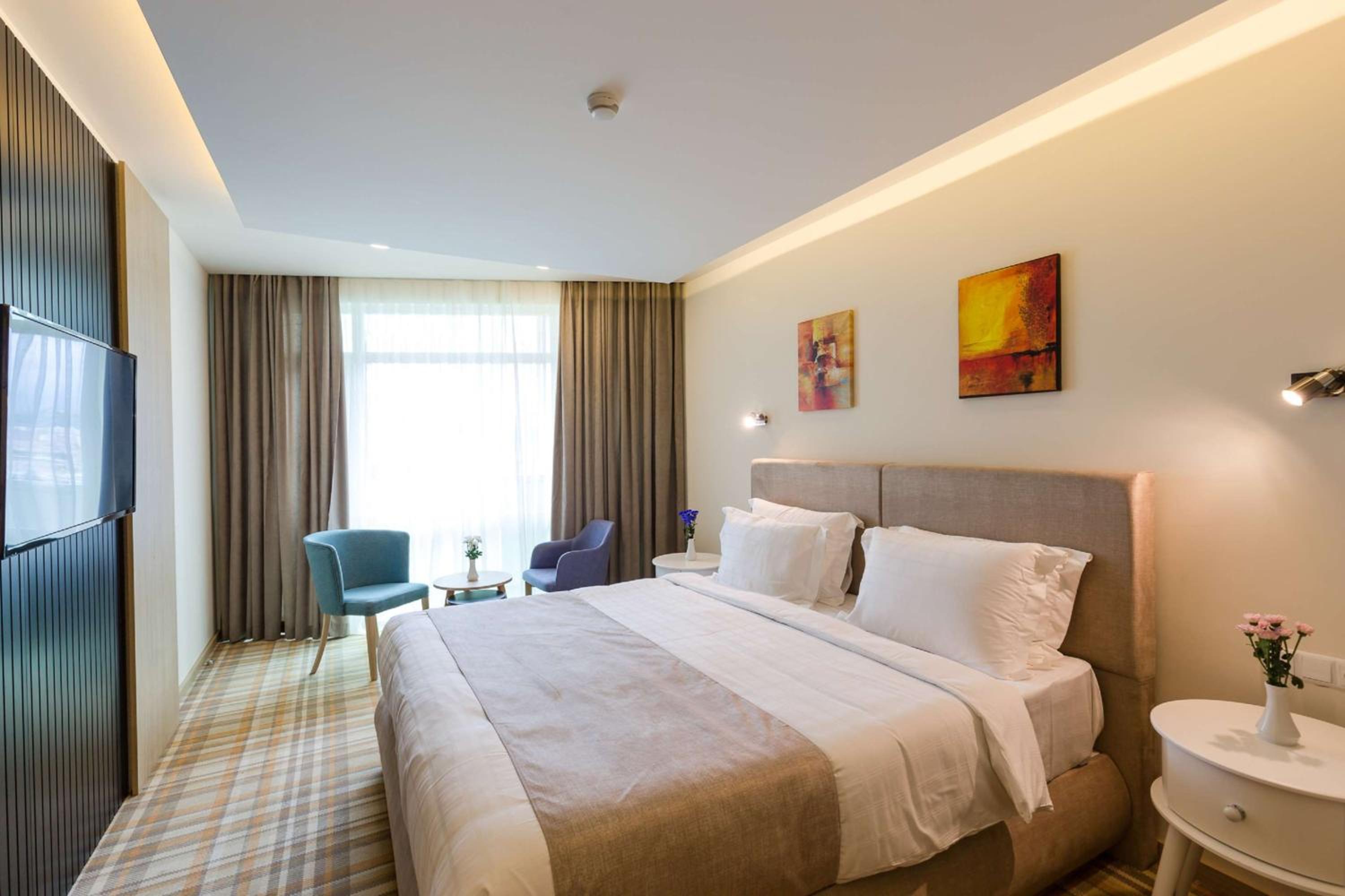 King Suite - Non-Smoking photo 1