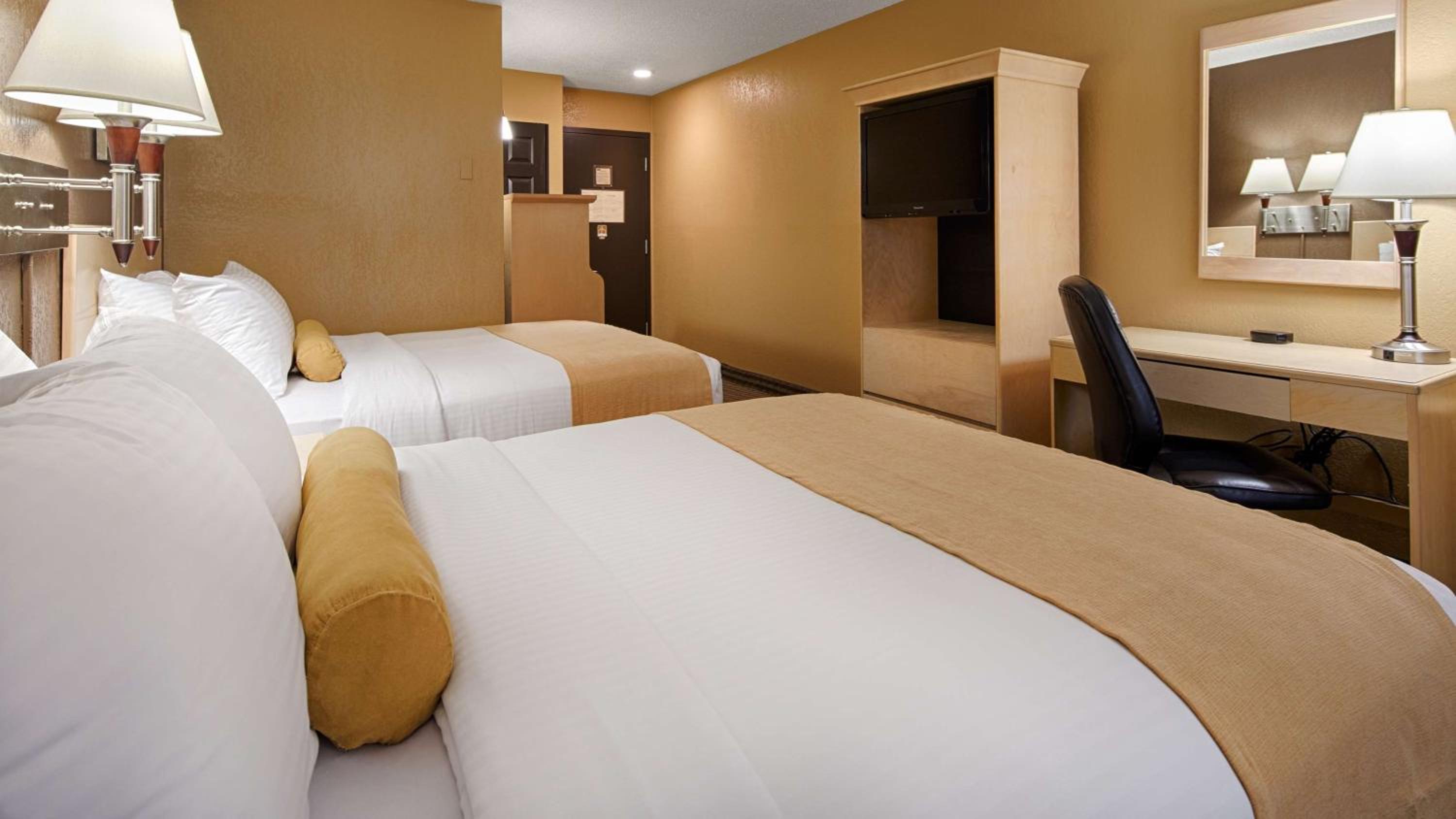 Queen Room with Two Queen Beds and Pool Access - Main Floor - Photo 1