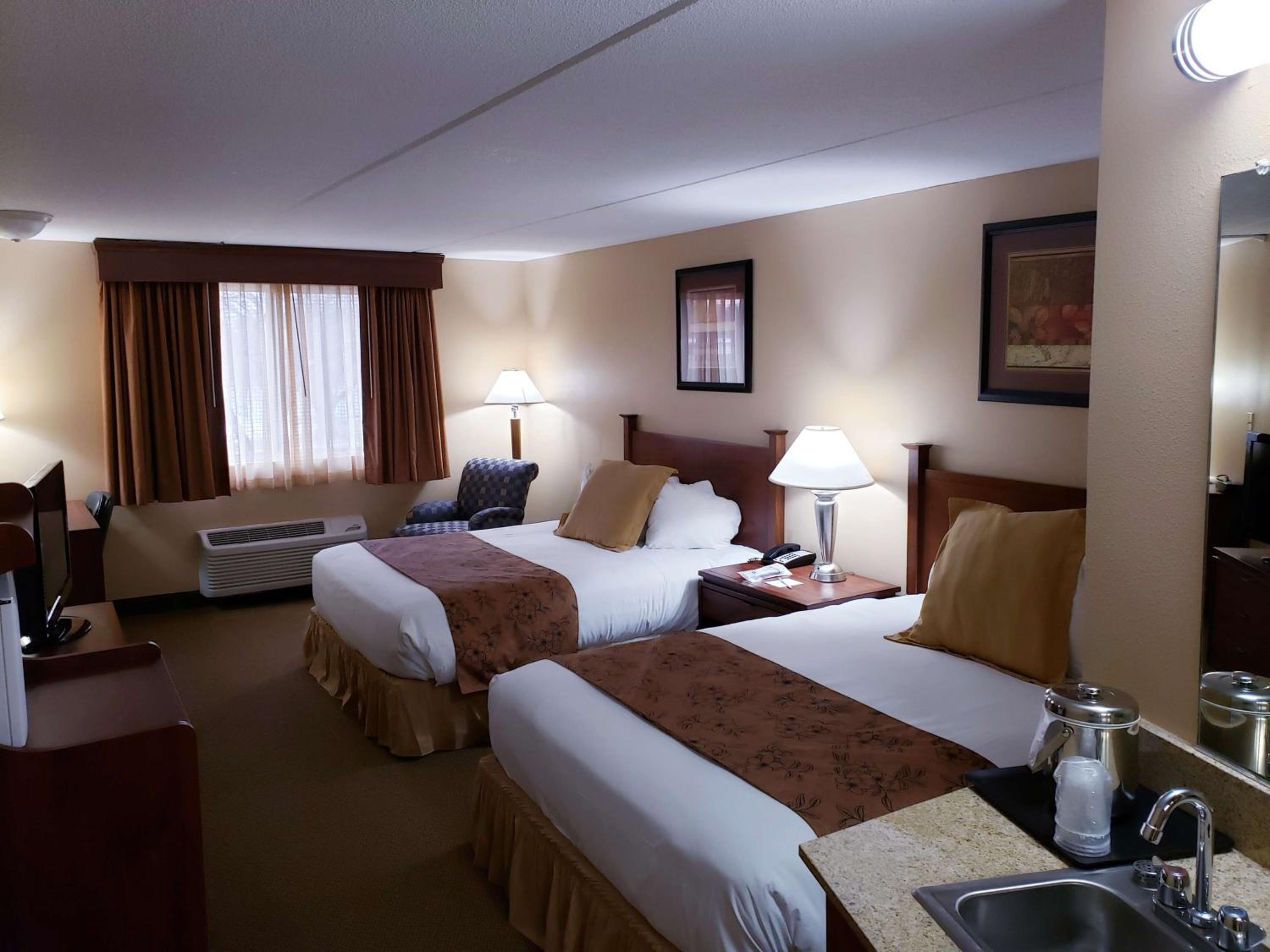 Queen Room With Two Queen Beds And Bath Tub - Mobility Accessible/Non-Smoking photo 1