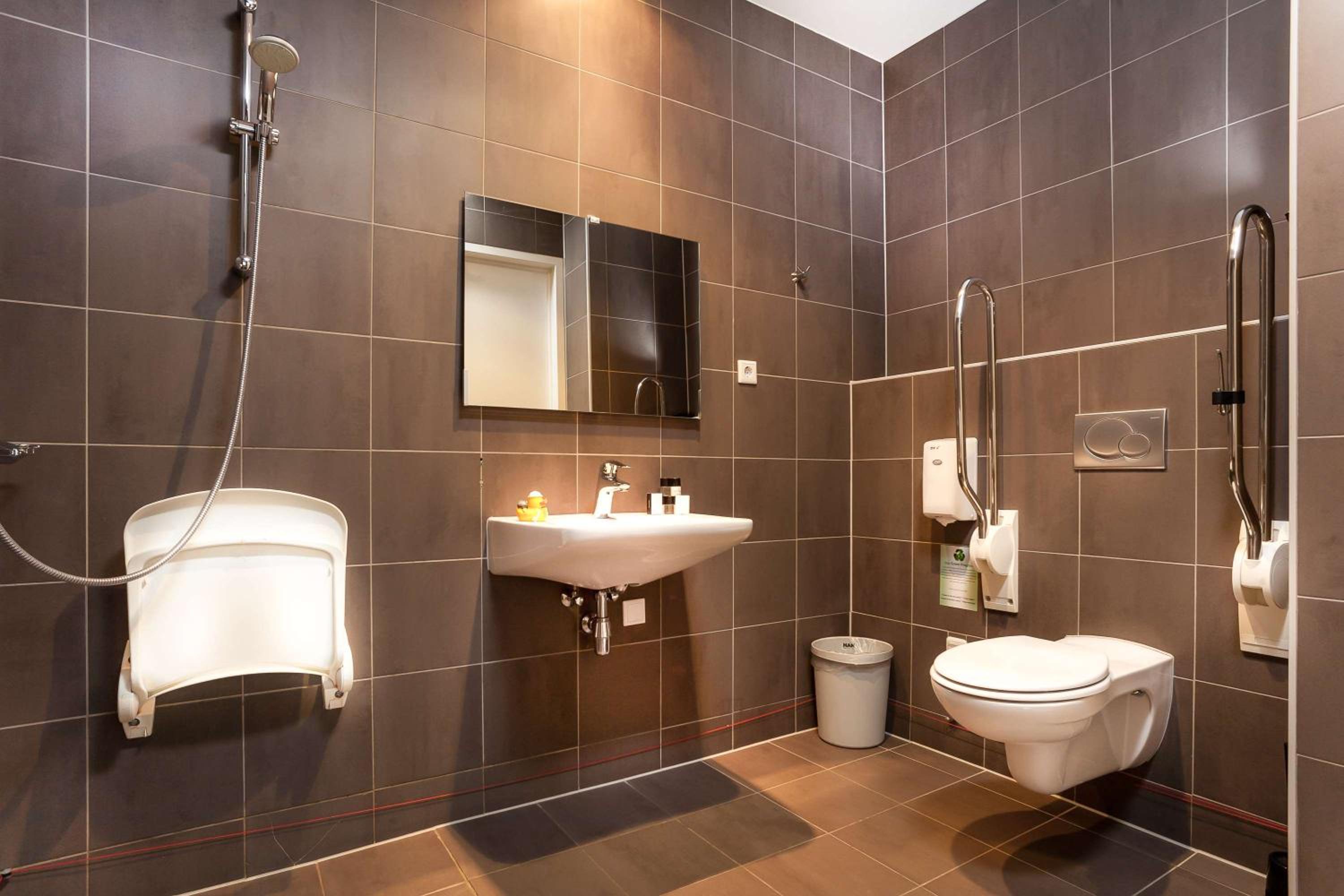 Suite - Disability Access - Photo 9