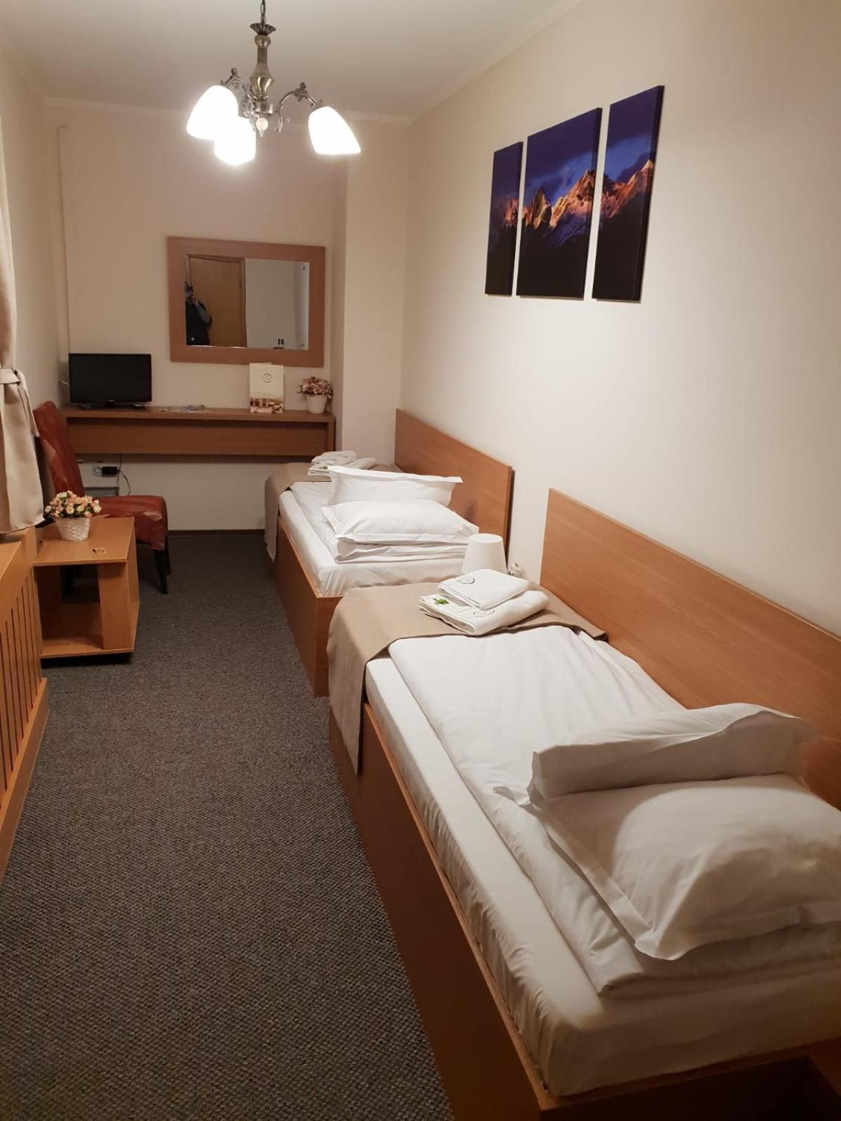 Economy Twin Room - Photo 10