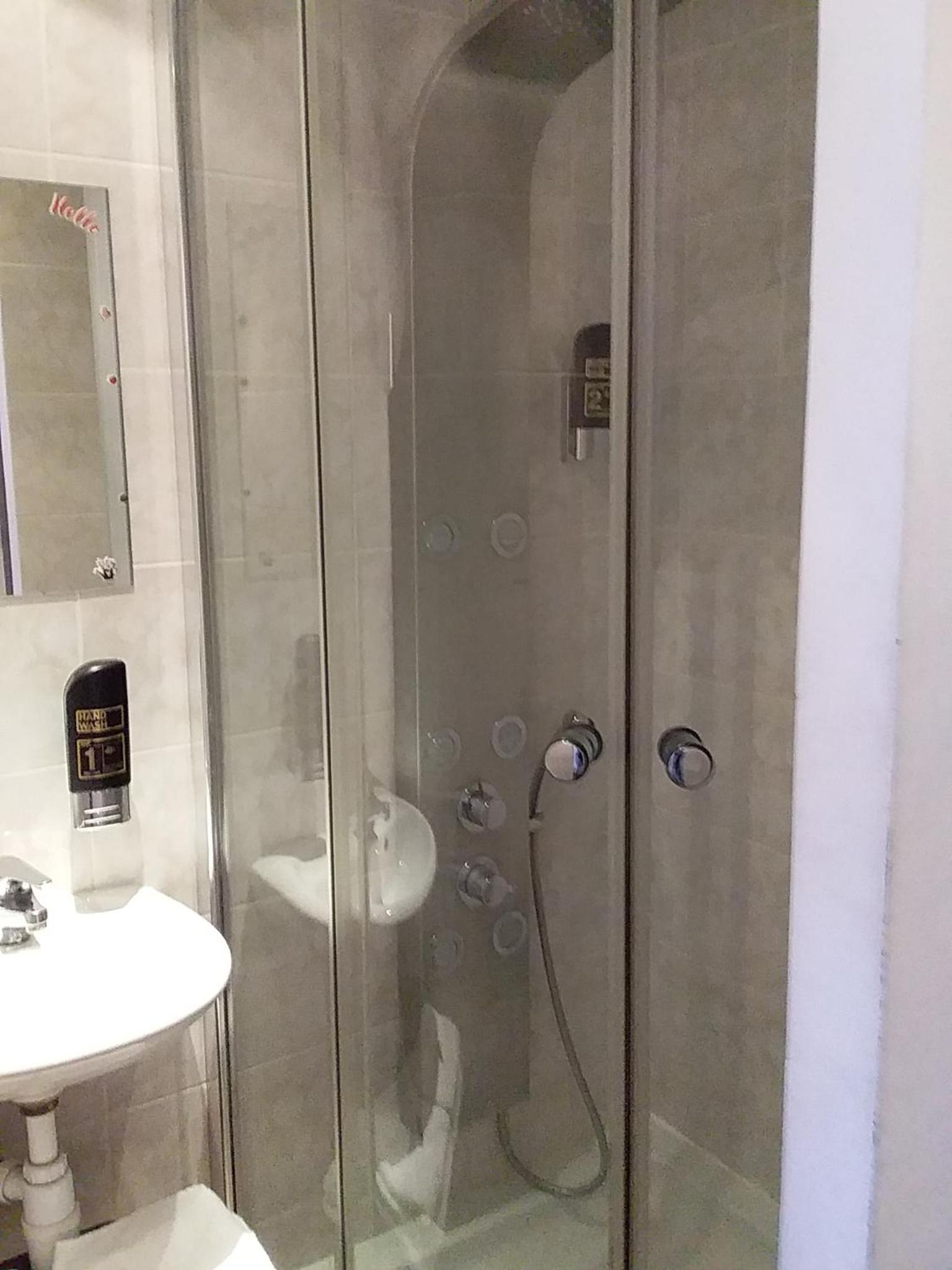 Budget Double Room - Photo 18