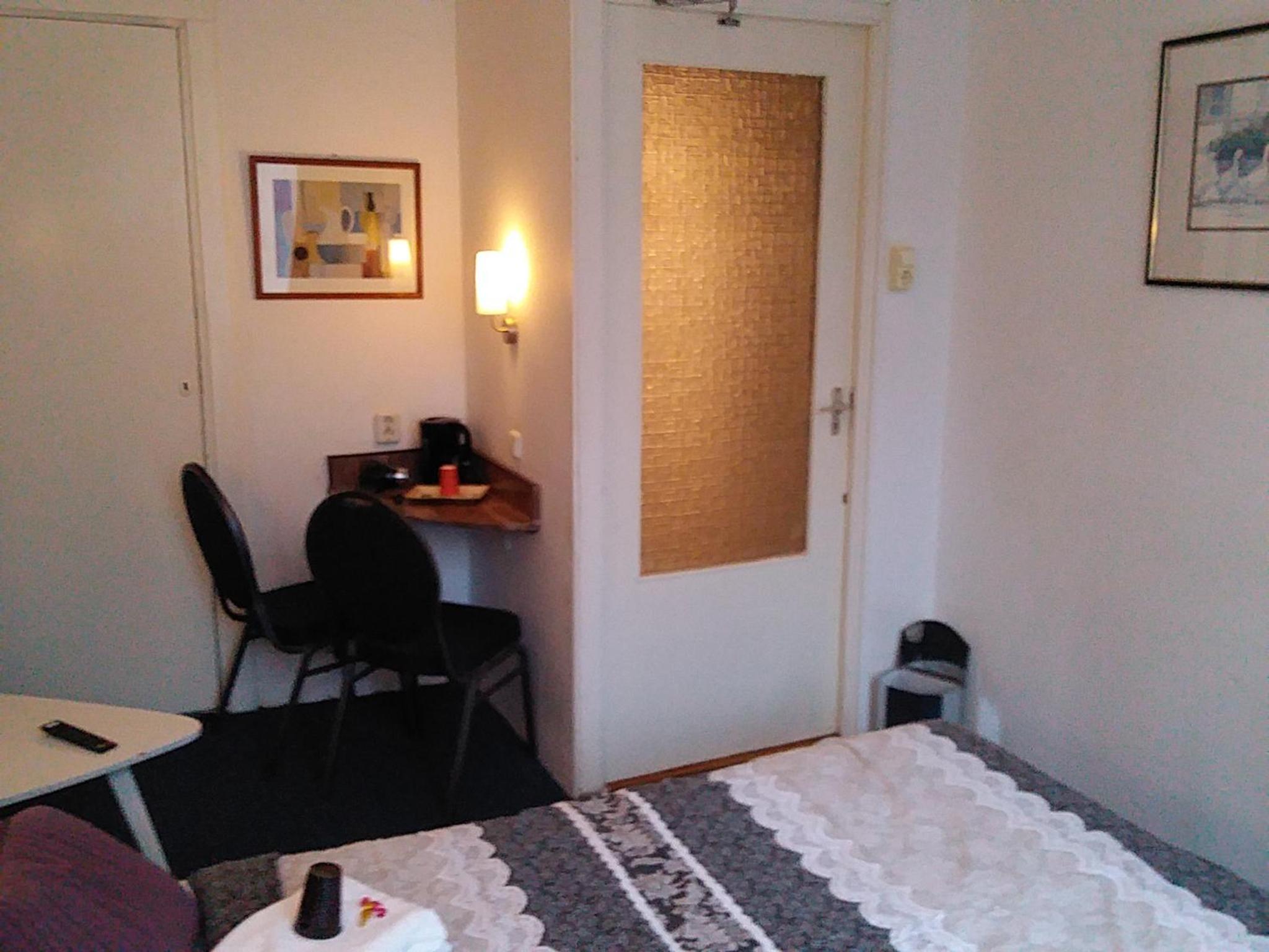 Standard Twin Room - Photo 7