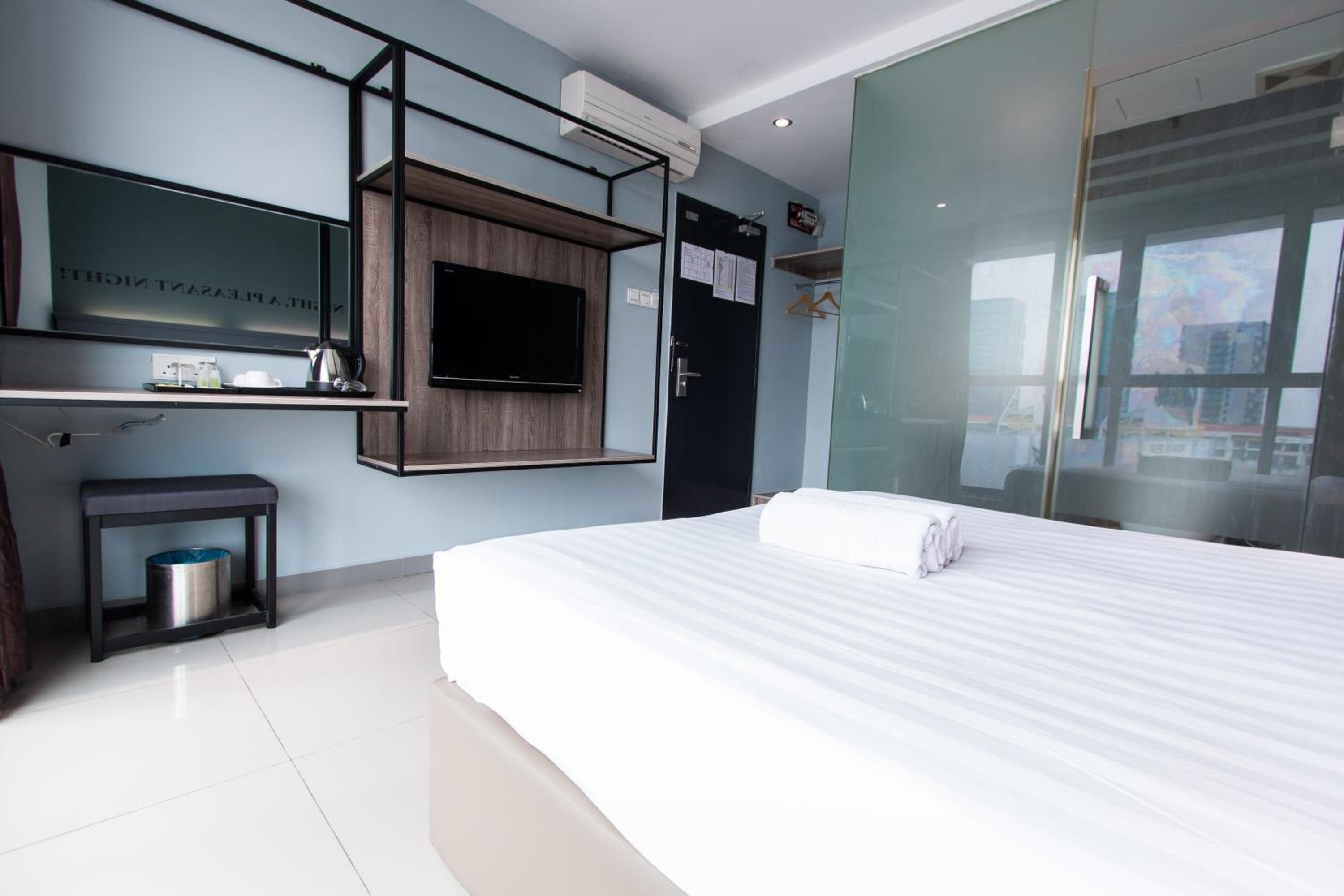 Deluxe Queen Room with Window