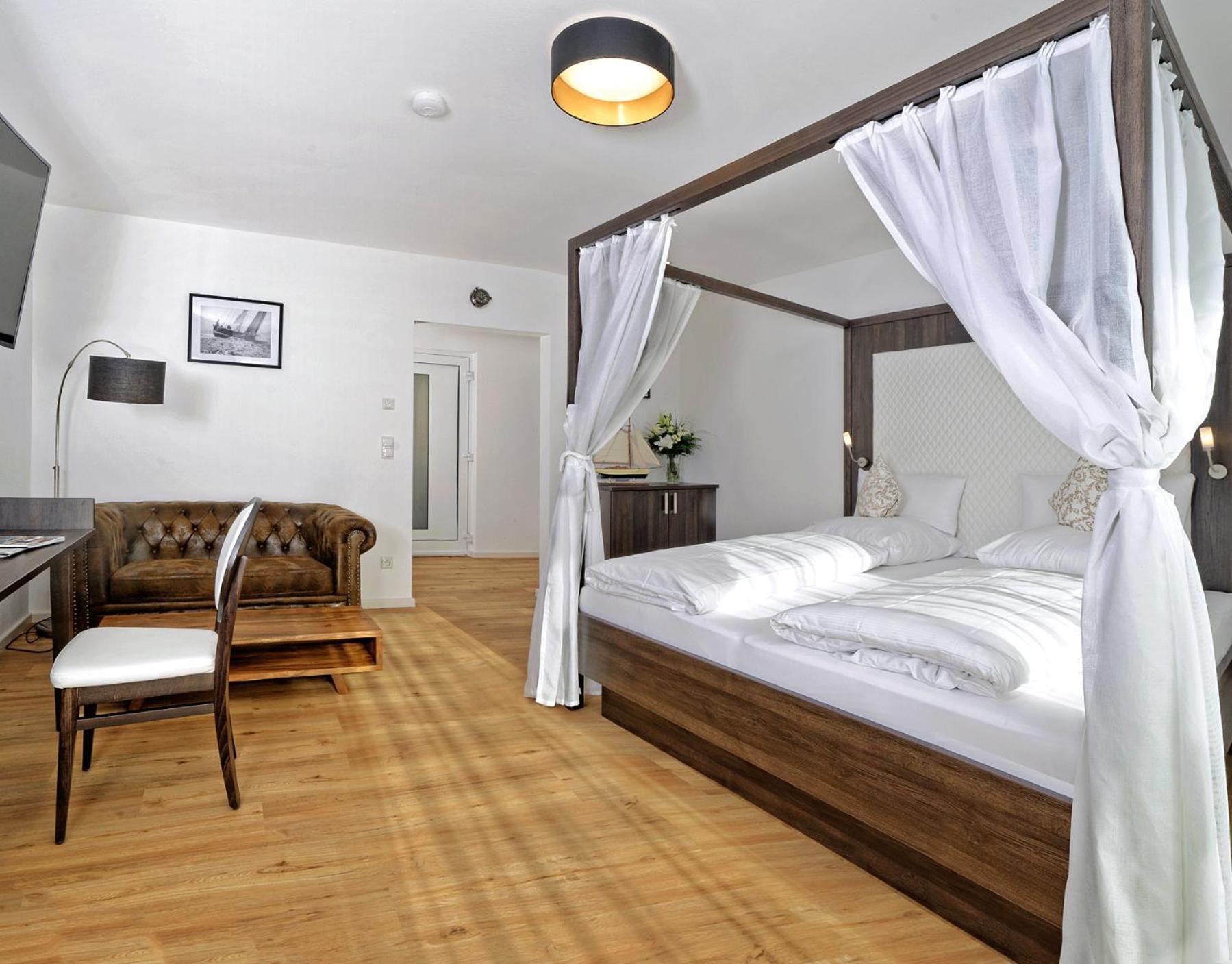 Suite with Lake View - Photo 1