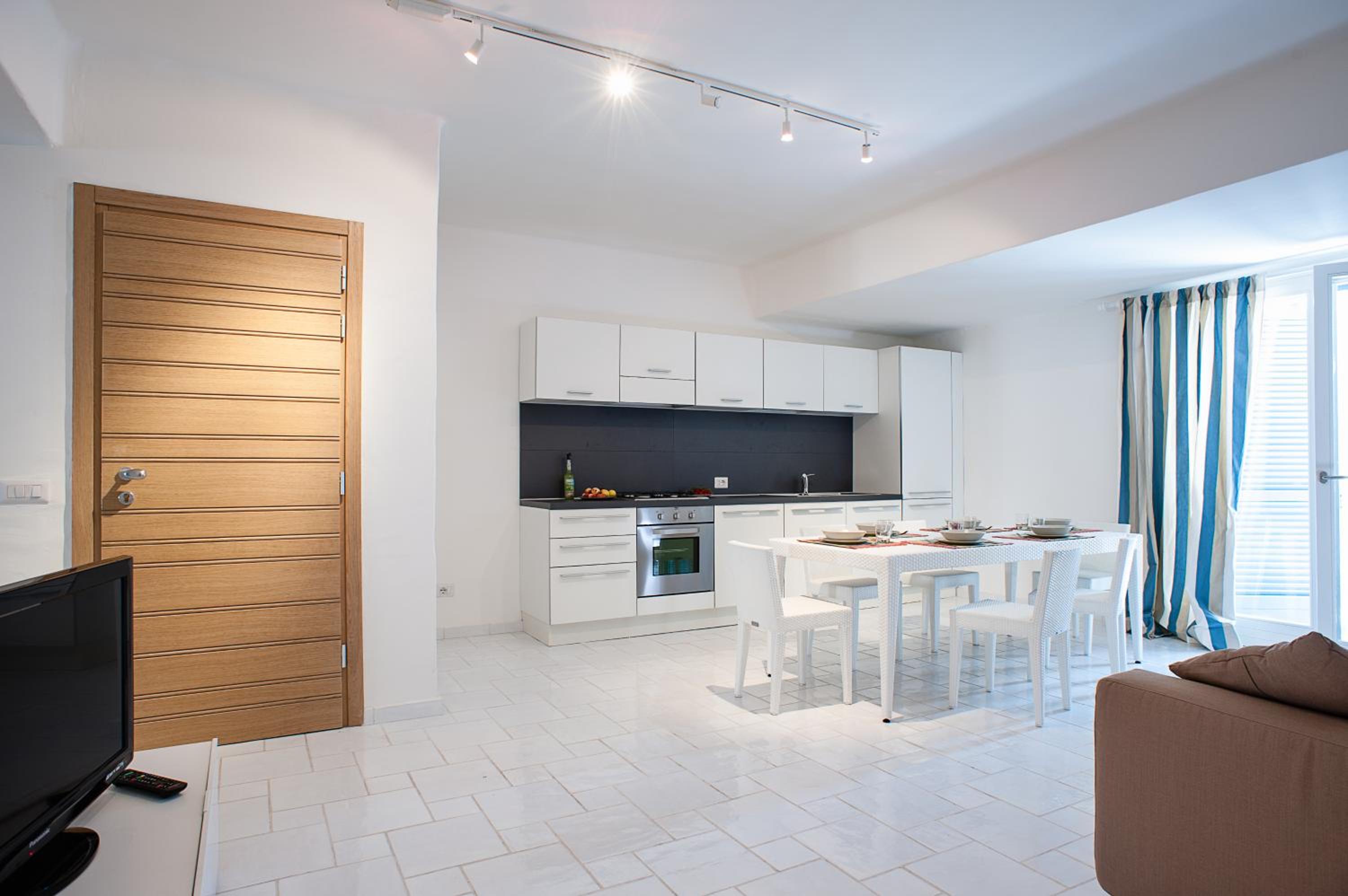Two-Bedroom Apartment with Side Sea View photo 2