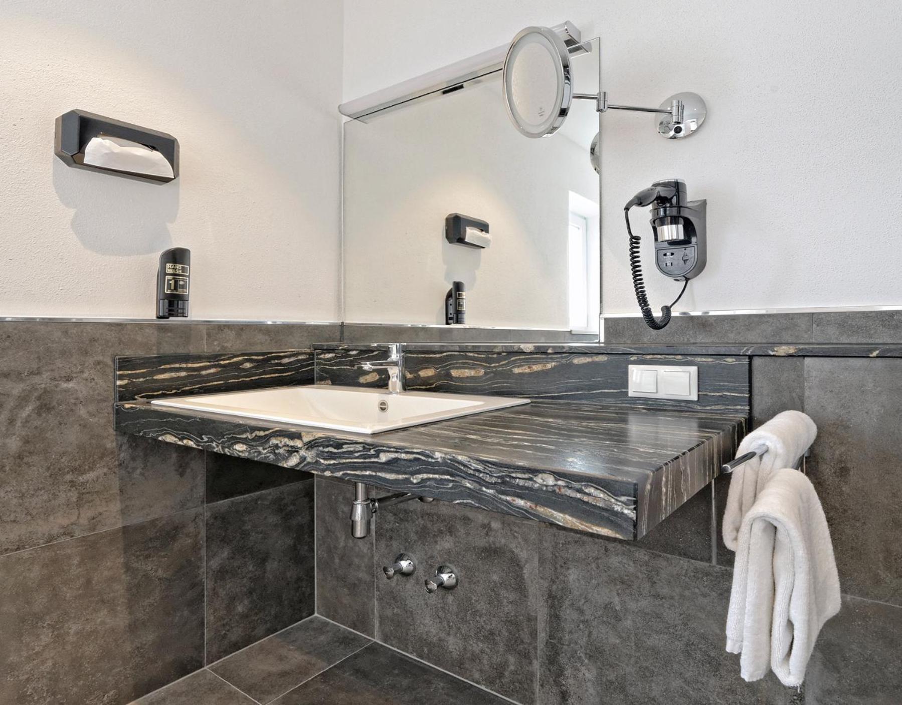 Suite with Lake View - Photo 4