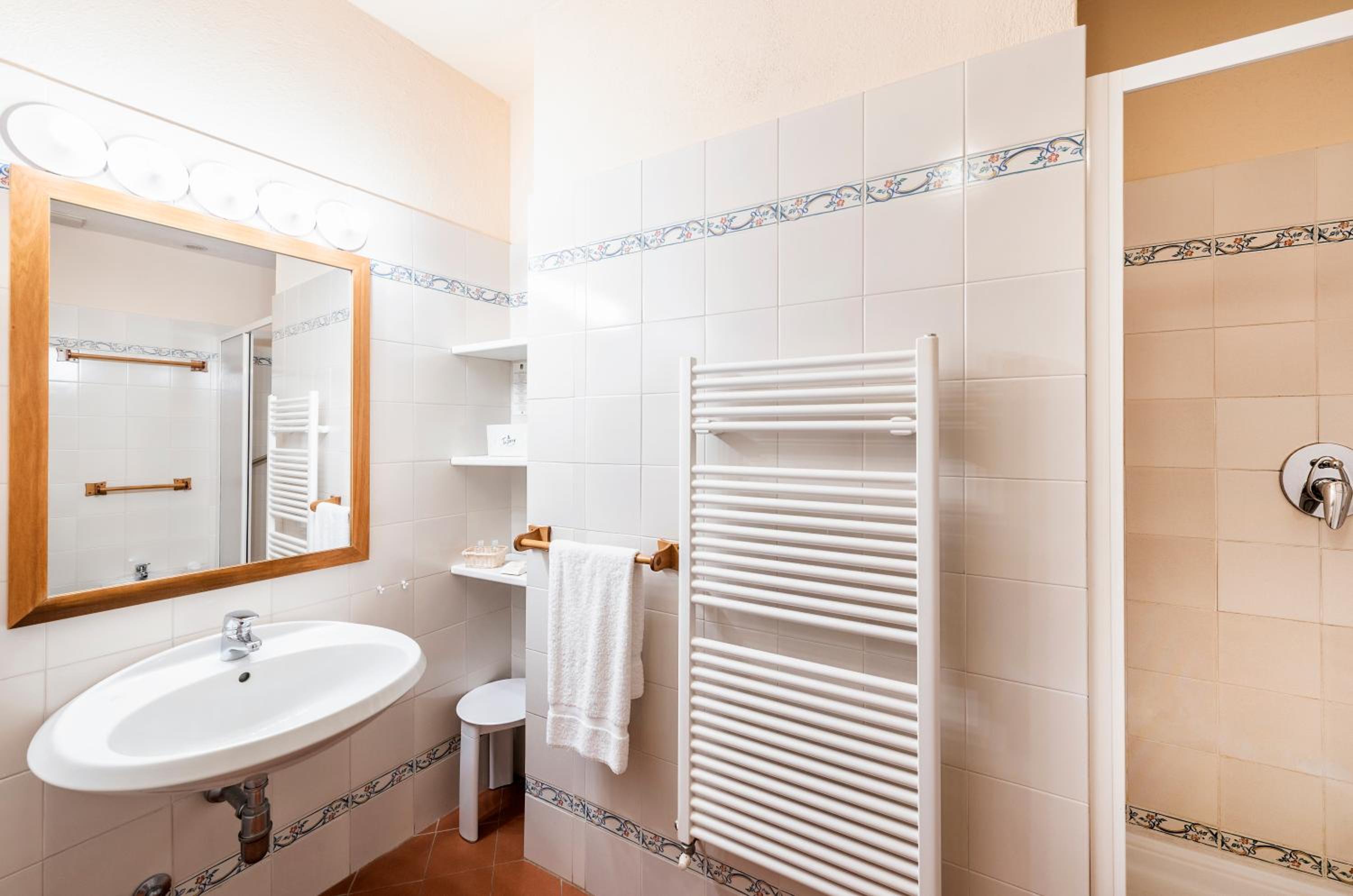 Classic Room with Garden or Courtyard View - Photo 2