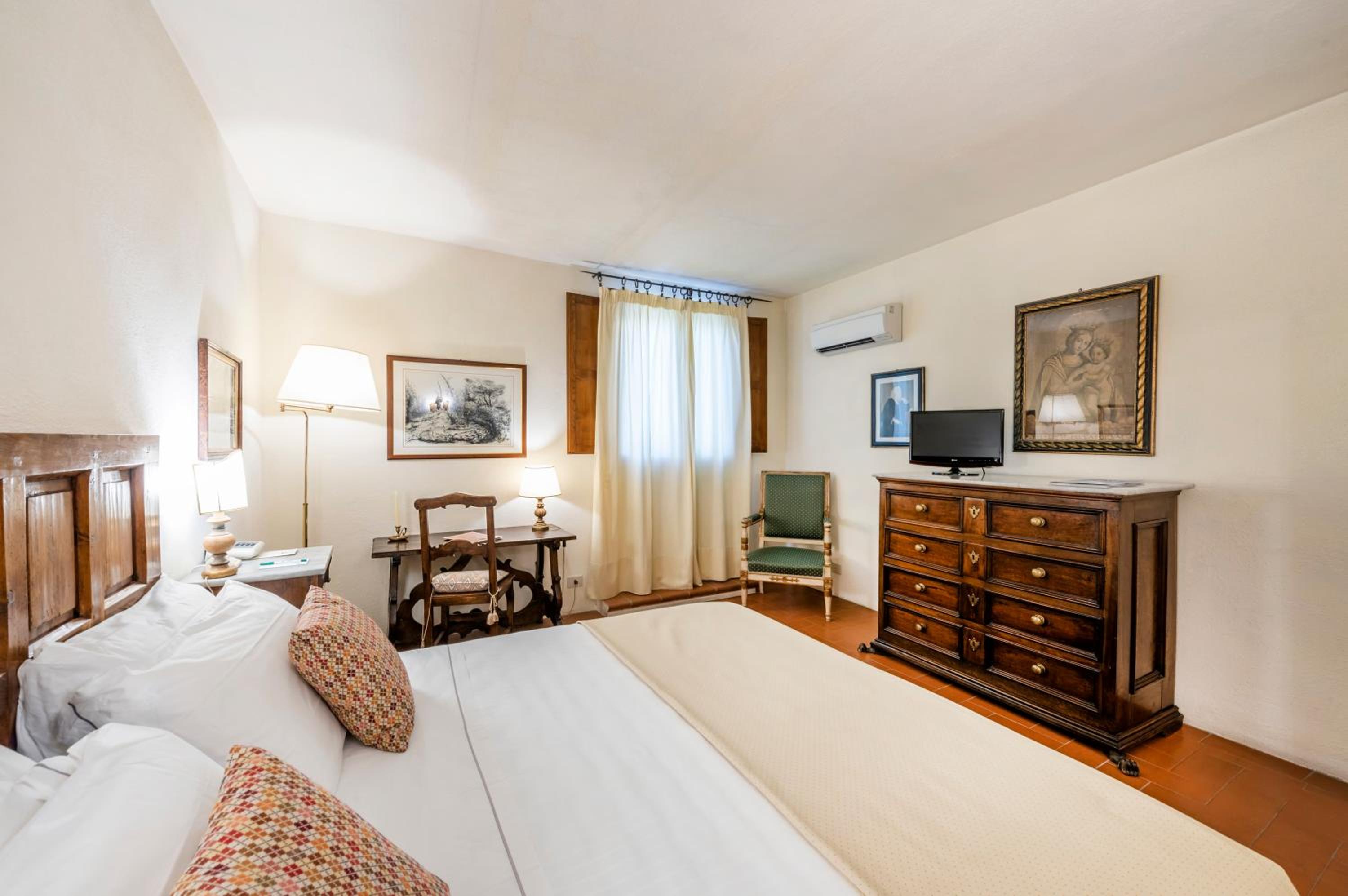 Standard Double or Twin Room with Street View - Photo 3