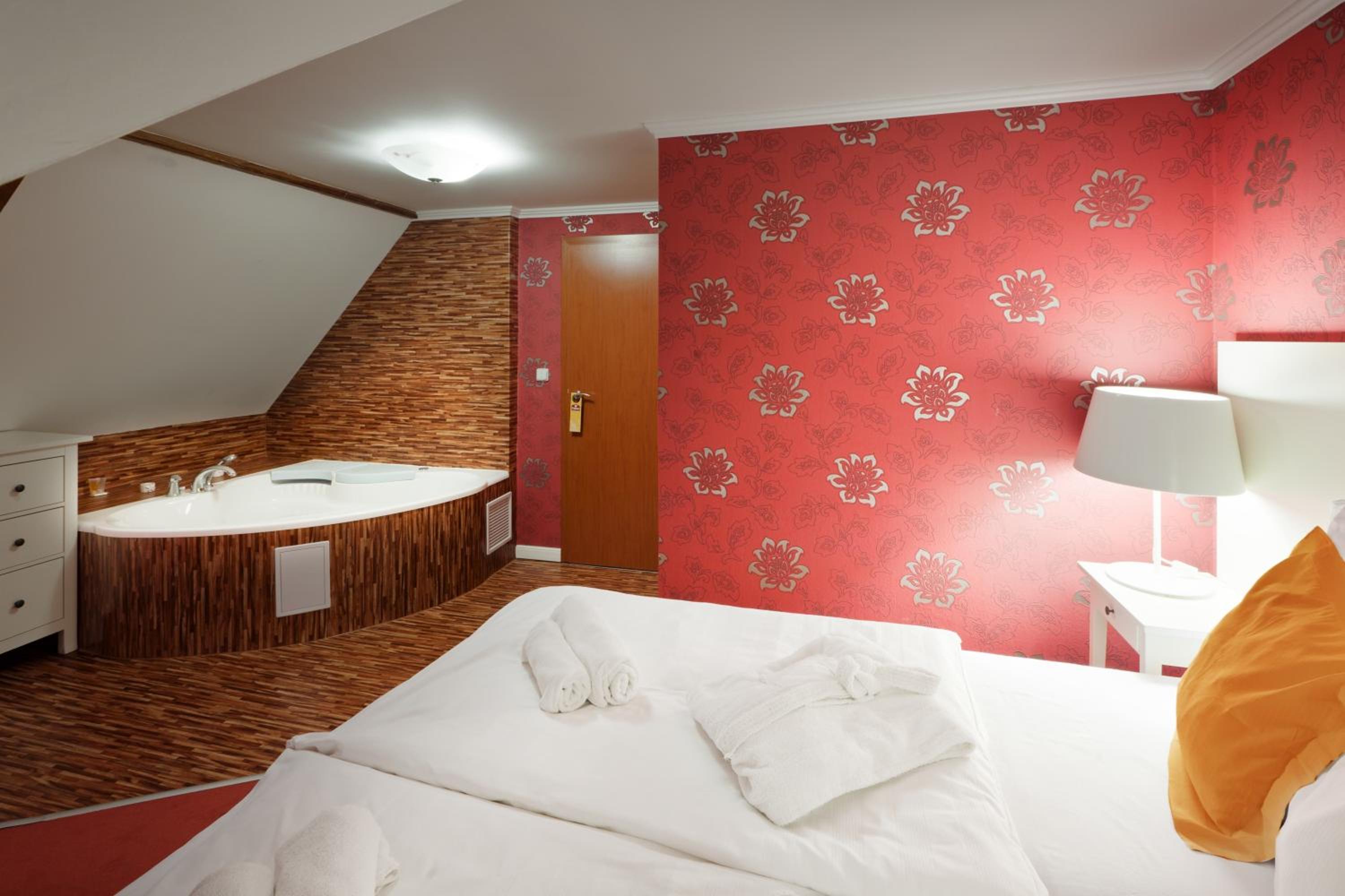 Deluxe Double Room with Spa Bath  - Photo 2