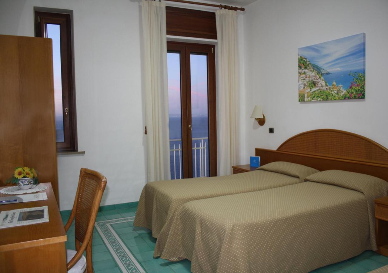 Standard Twin Room with Sea View - Photo 3