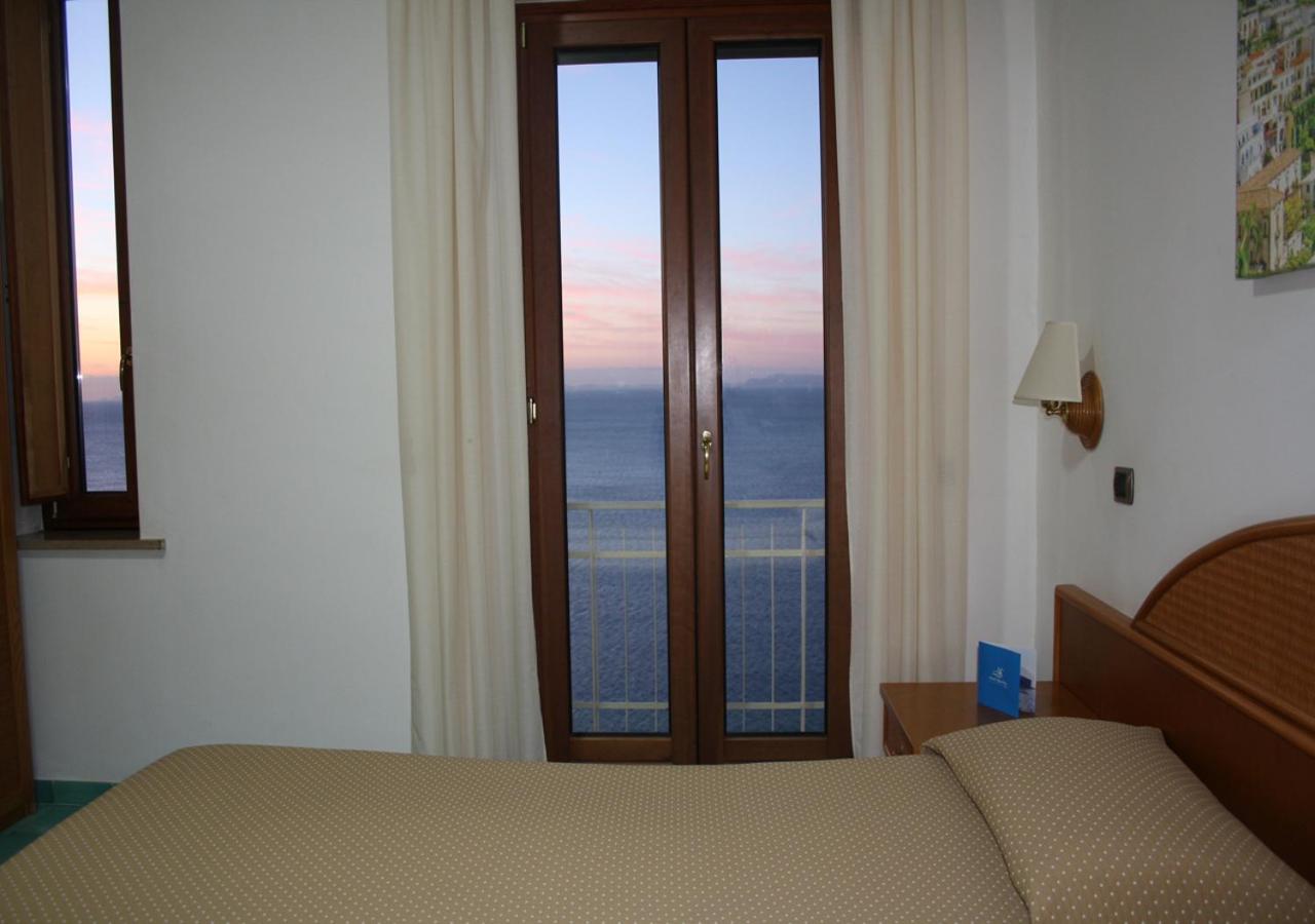 Standard Twin Room with Sea View - Photo 2