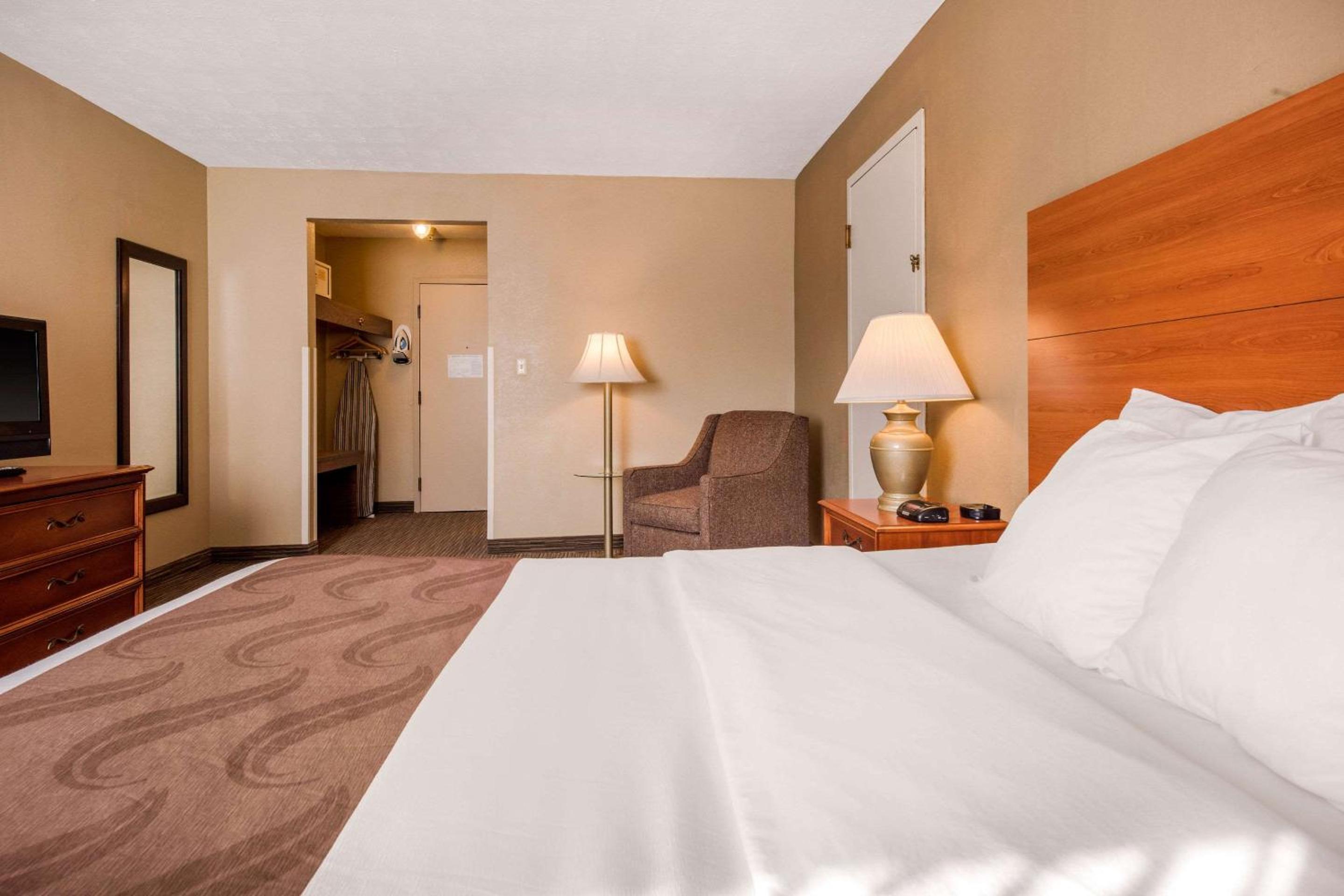 King Room - Non-Smoking - Photo 4