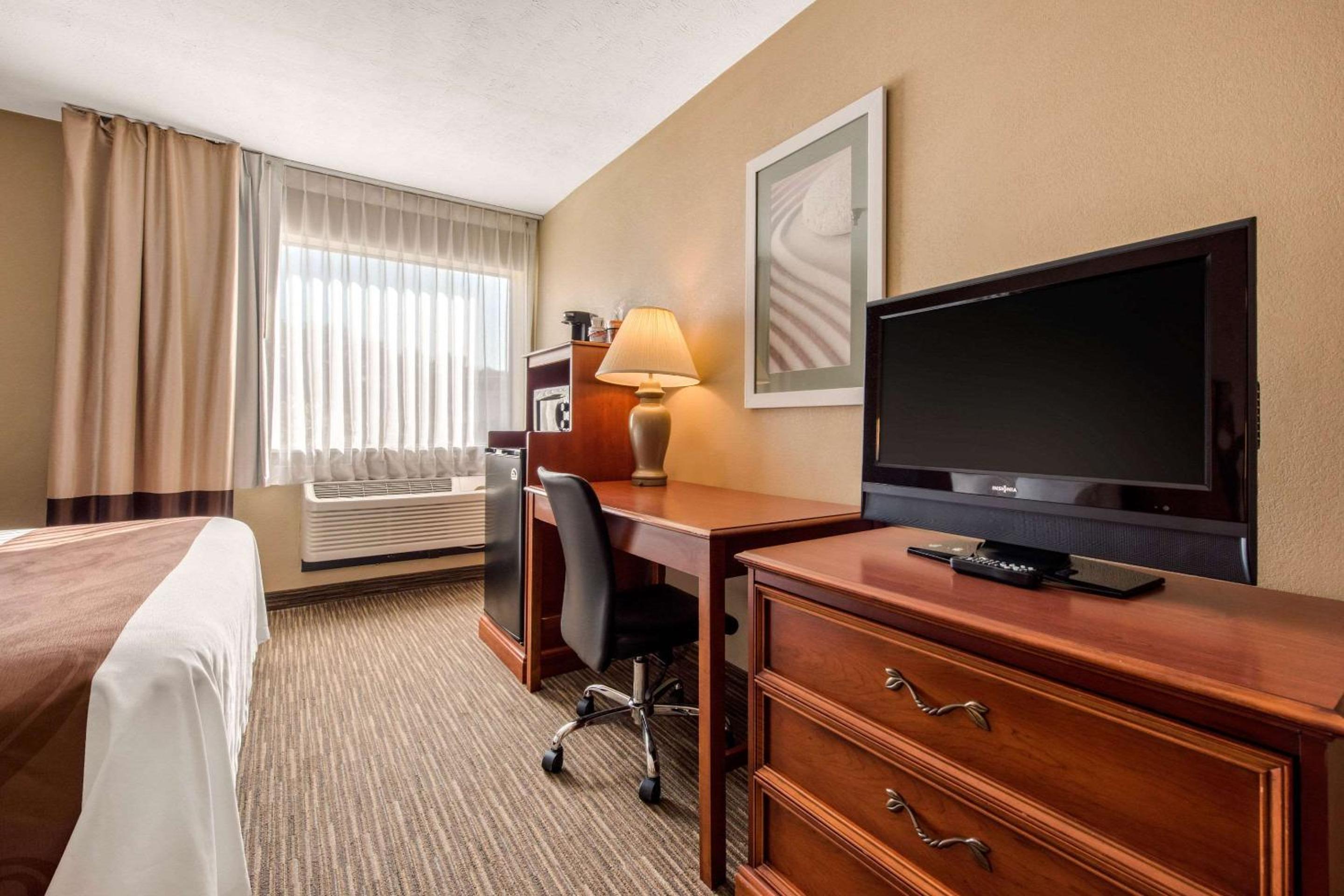 King Room - Non-Smoking - Photo 3