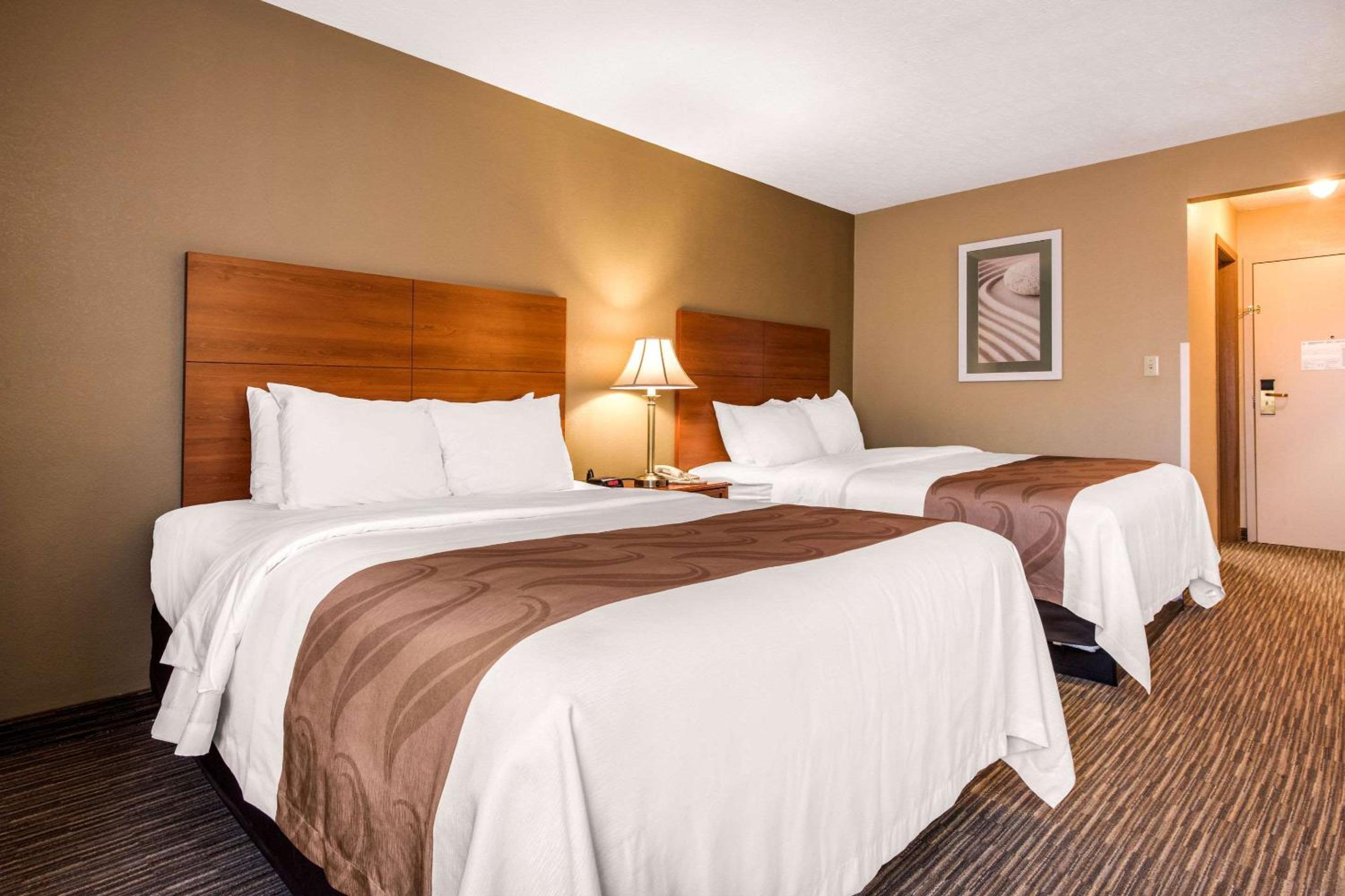 Queen Room with Two Queen Beds - Non-Smoking - Photo 2