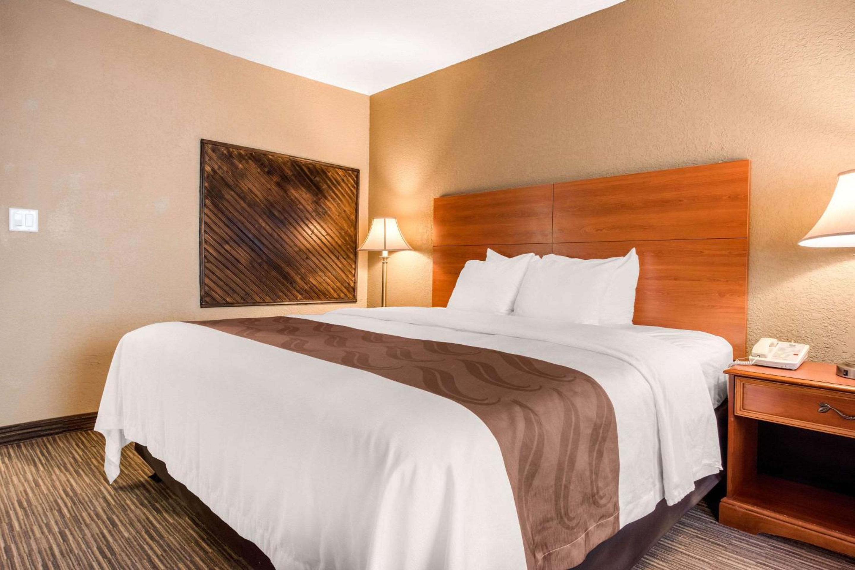 Suite, King Bed with Whirlpool and Sofa Bed - Photo 6