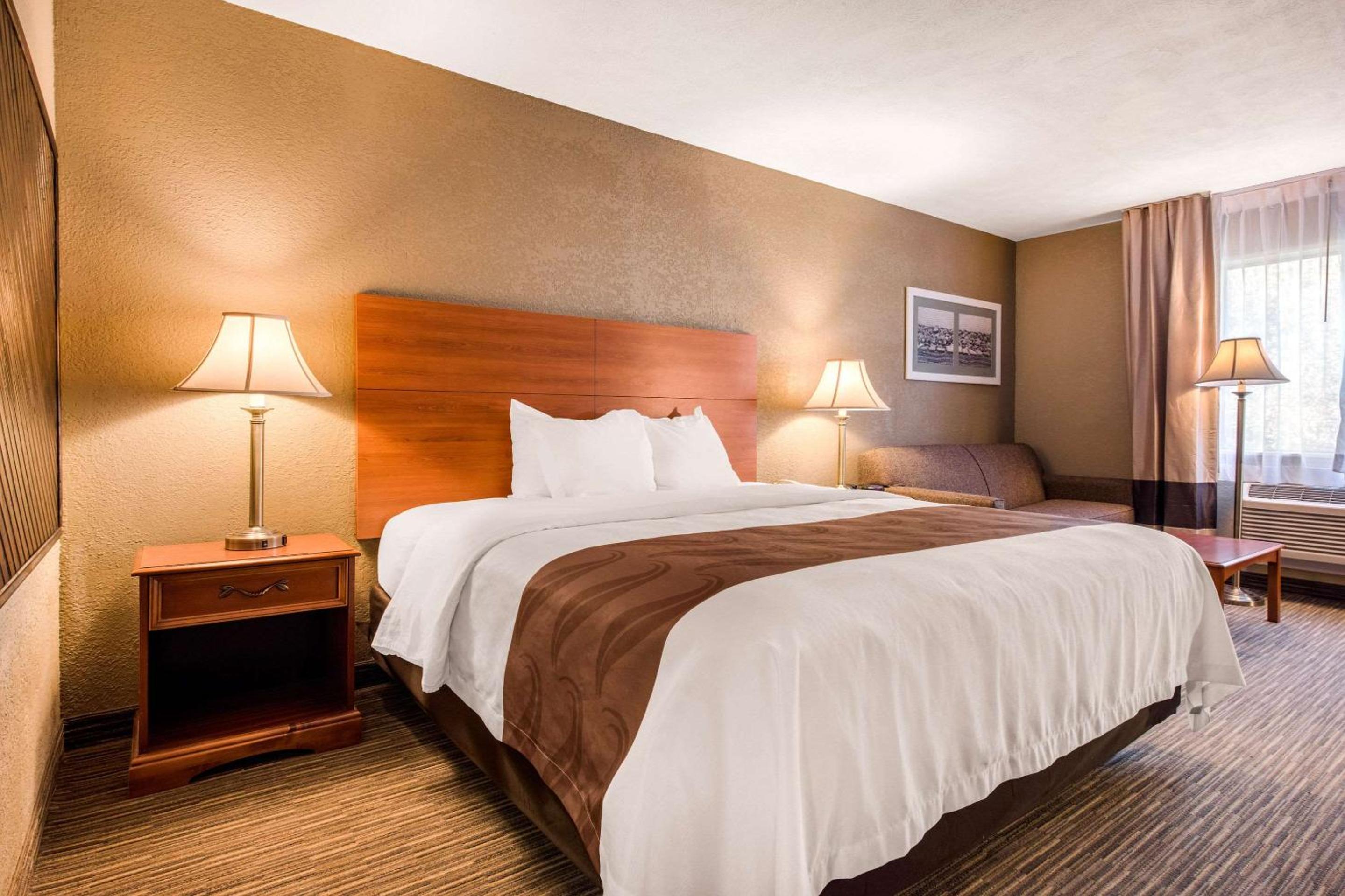 Suite, King Bed with Whirlpool and Sofa Bed - Photo 7