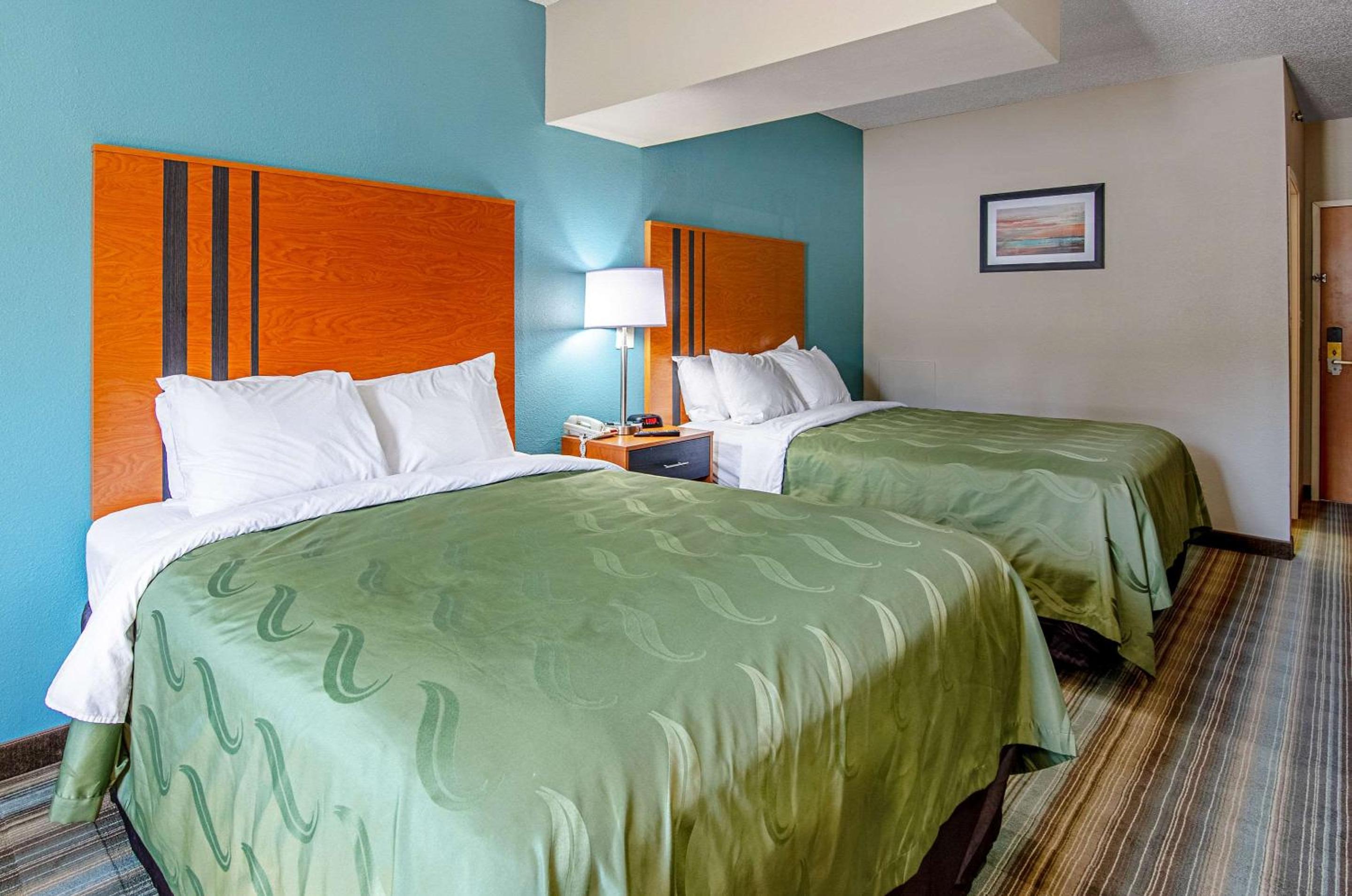 Queen Room with Two Queen Beds - Non-Smoking - Photo 4