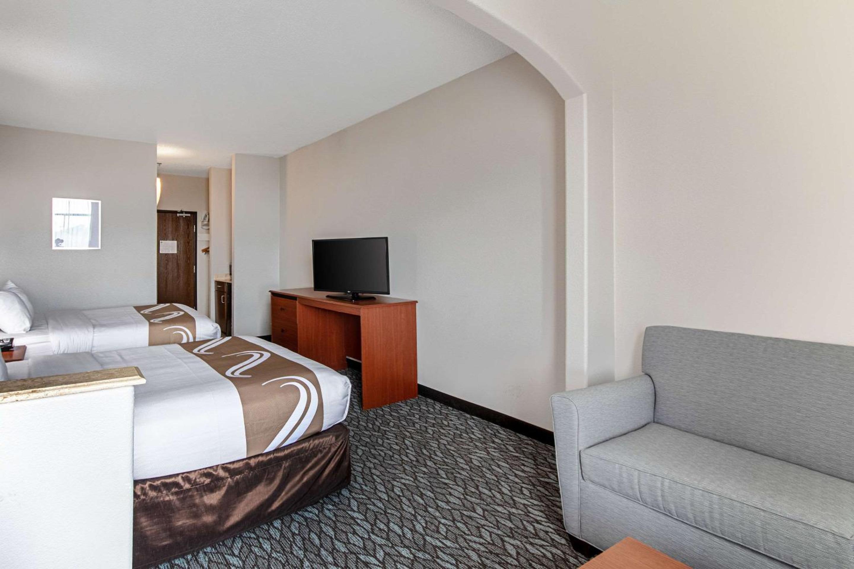 Queen Suite with 2 Queen Beds - Non-Smoking - Photo 1