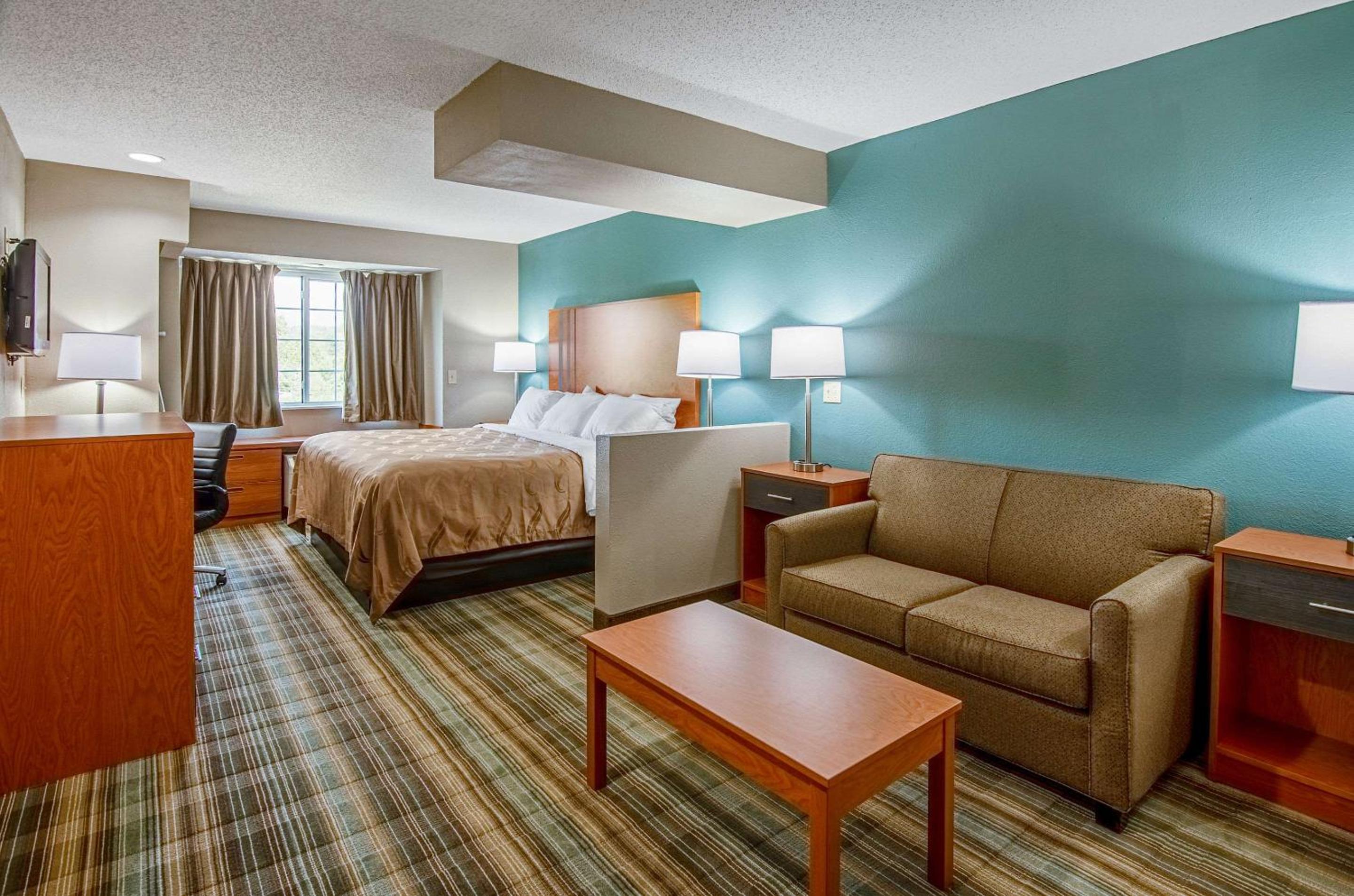 King Suite - Non-Smoking - Photo 2