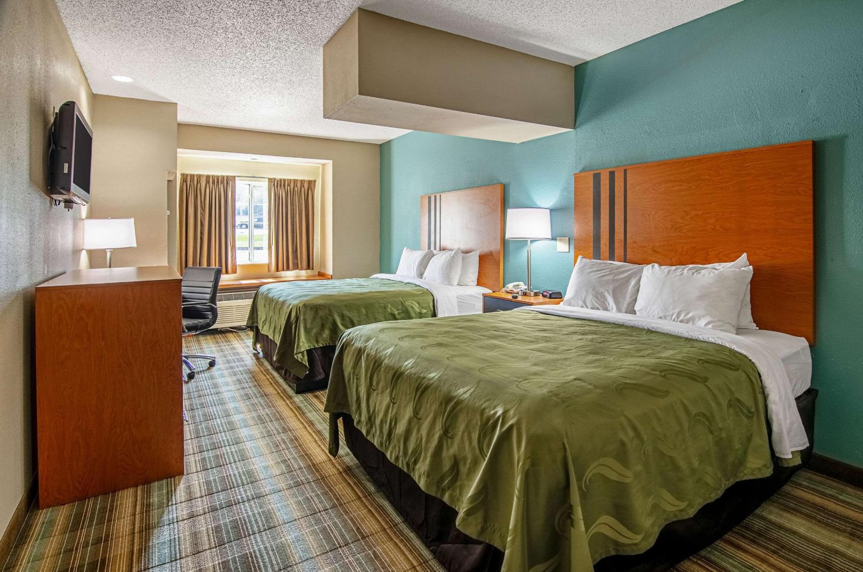 Queen Room with Two Queen Beds - Non-Smoking - Photo 3