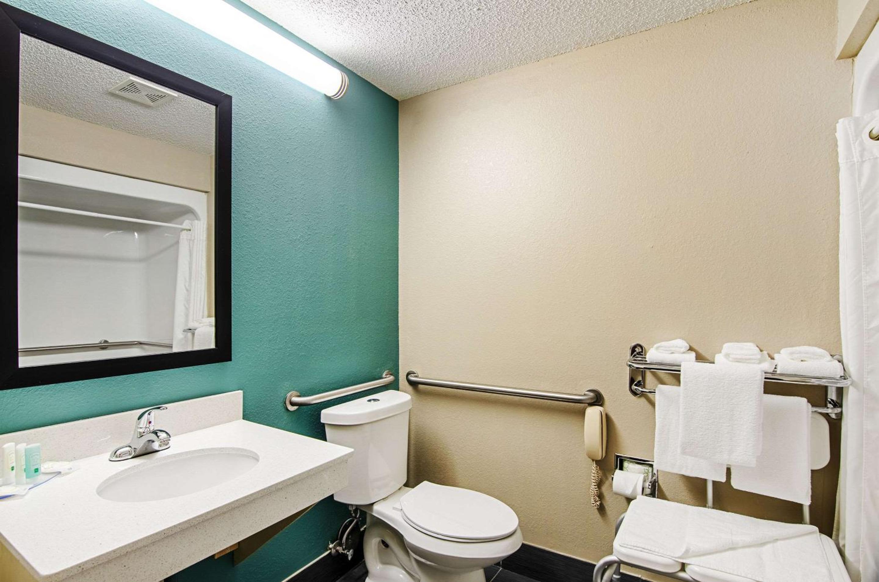 King Room - Accessible/Non-Smoking photo 3