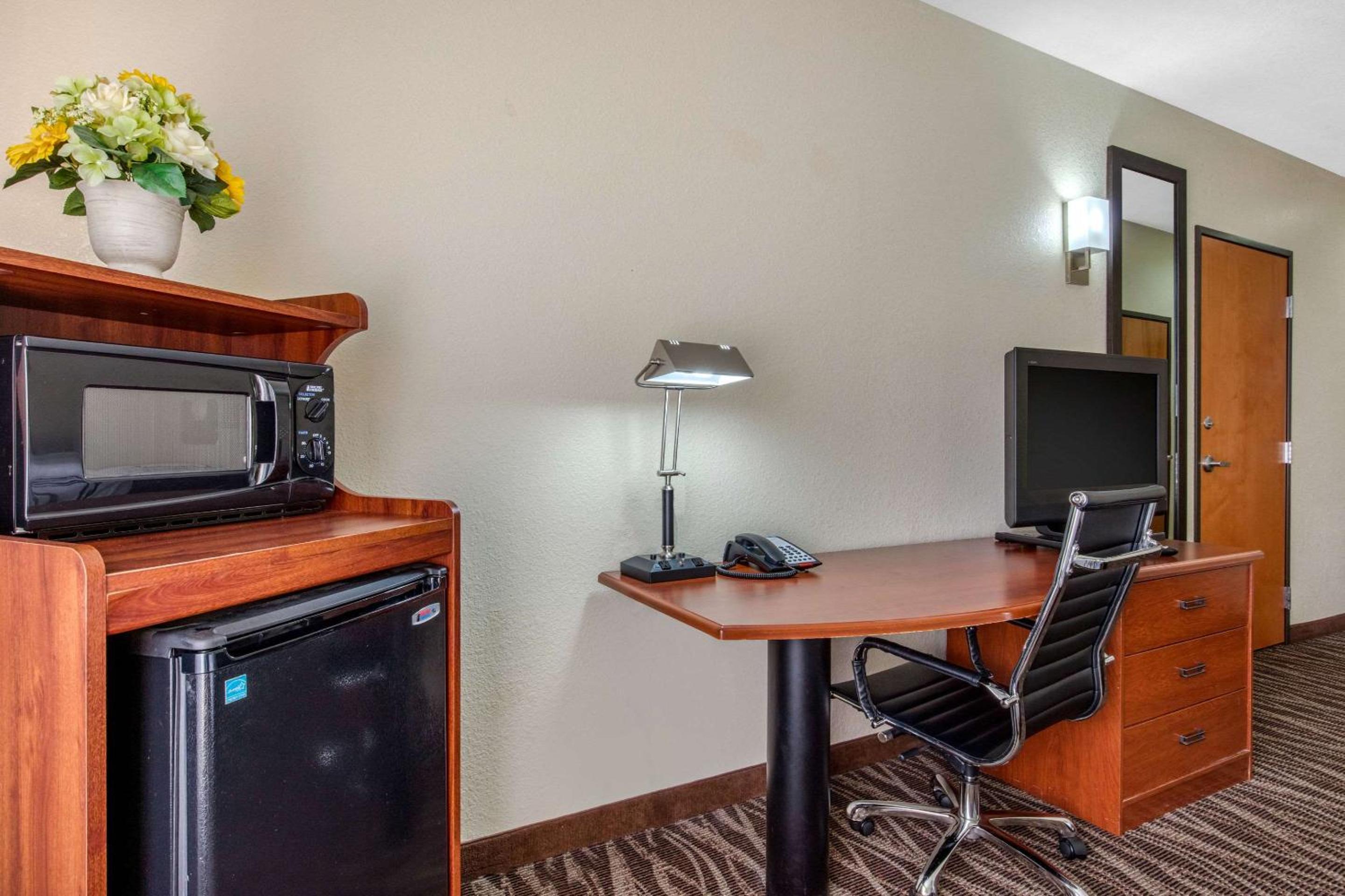 King Suite - Non-Smoking - Photo 4