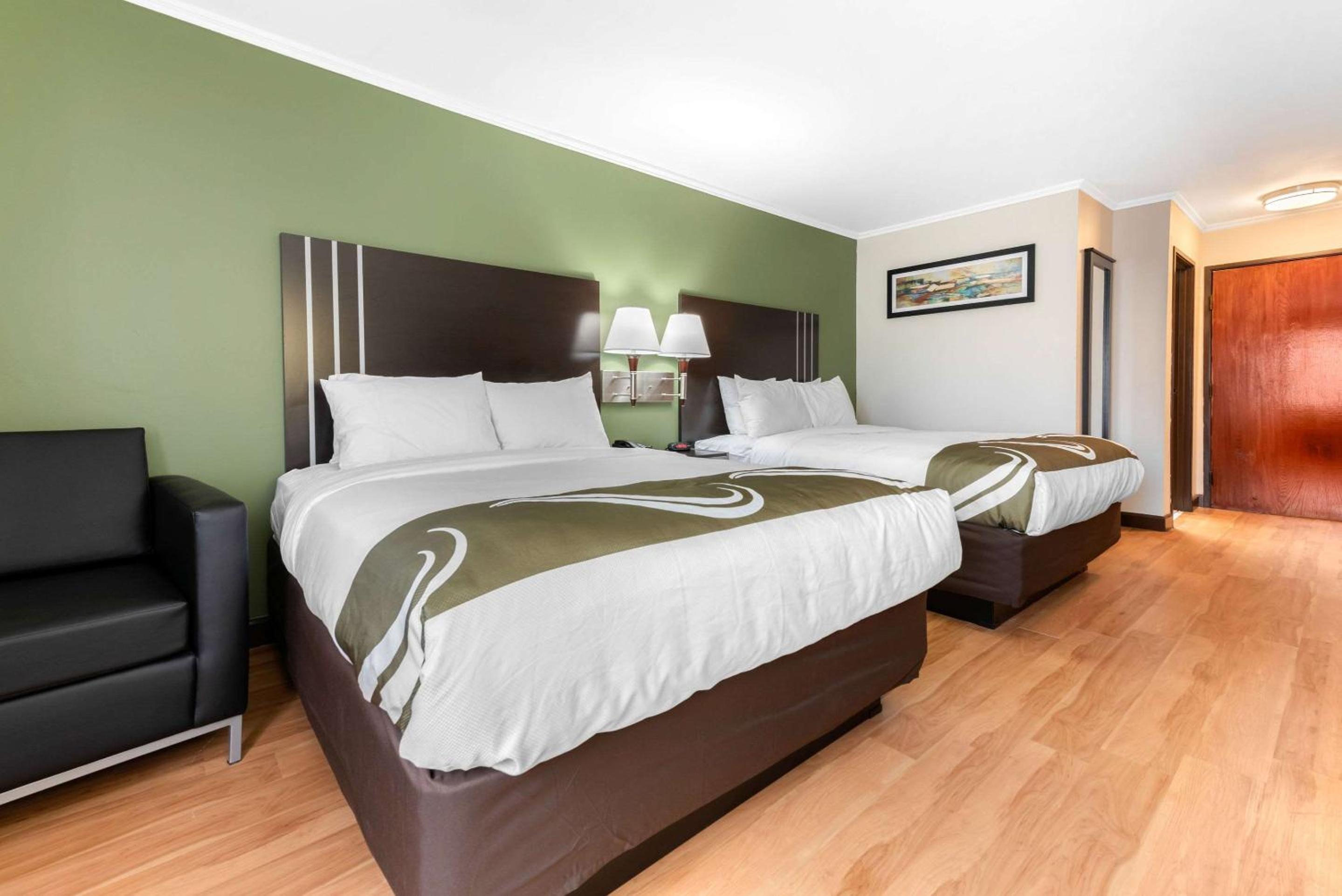 Queen Room with Two Queen Beds - Non-Smoking - Photo 2