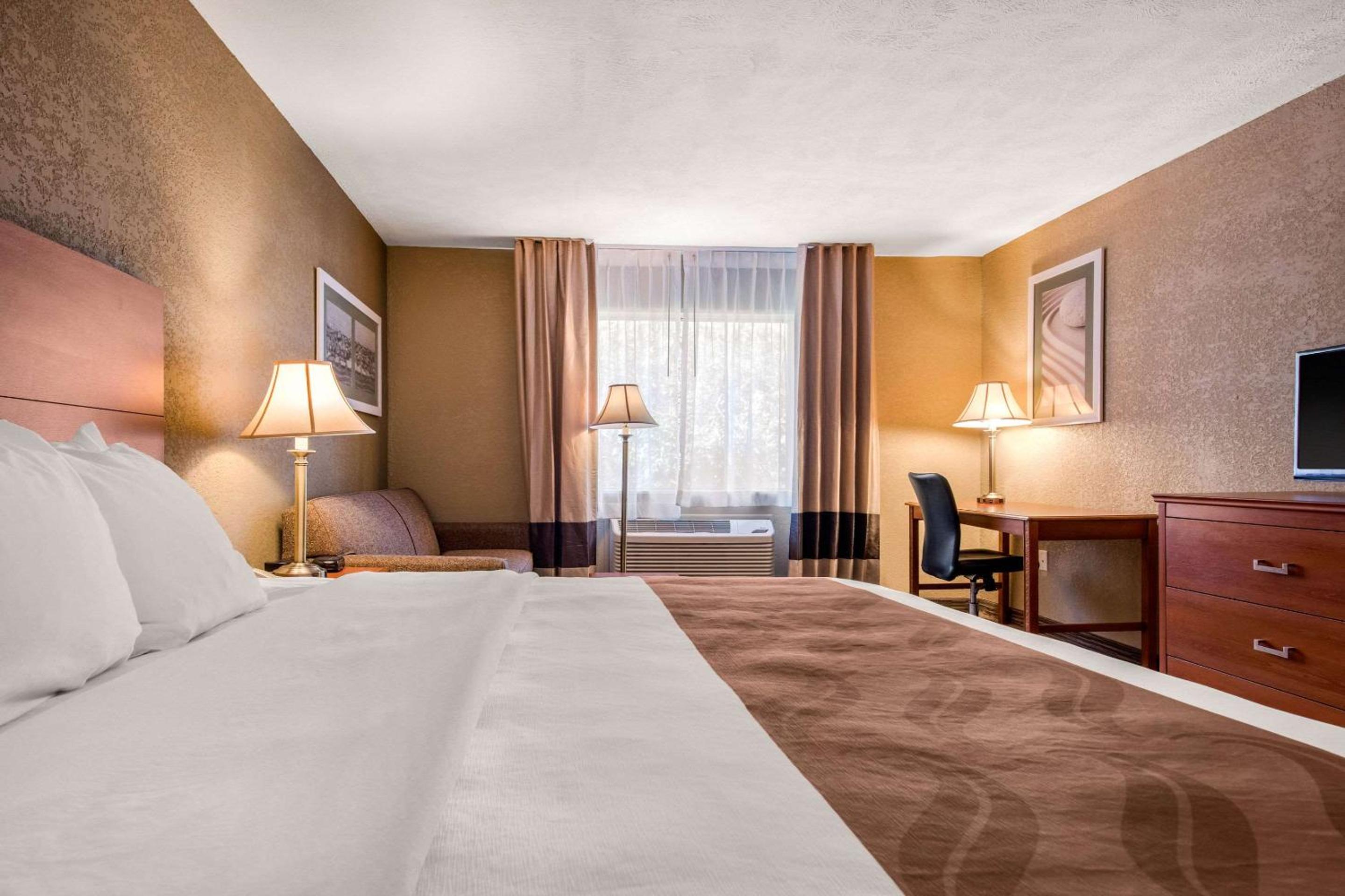 Suite, King Bed with Whirlpool and Sofa Bed - Photo 3