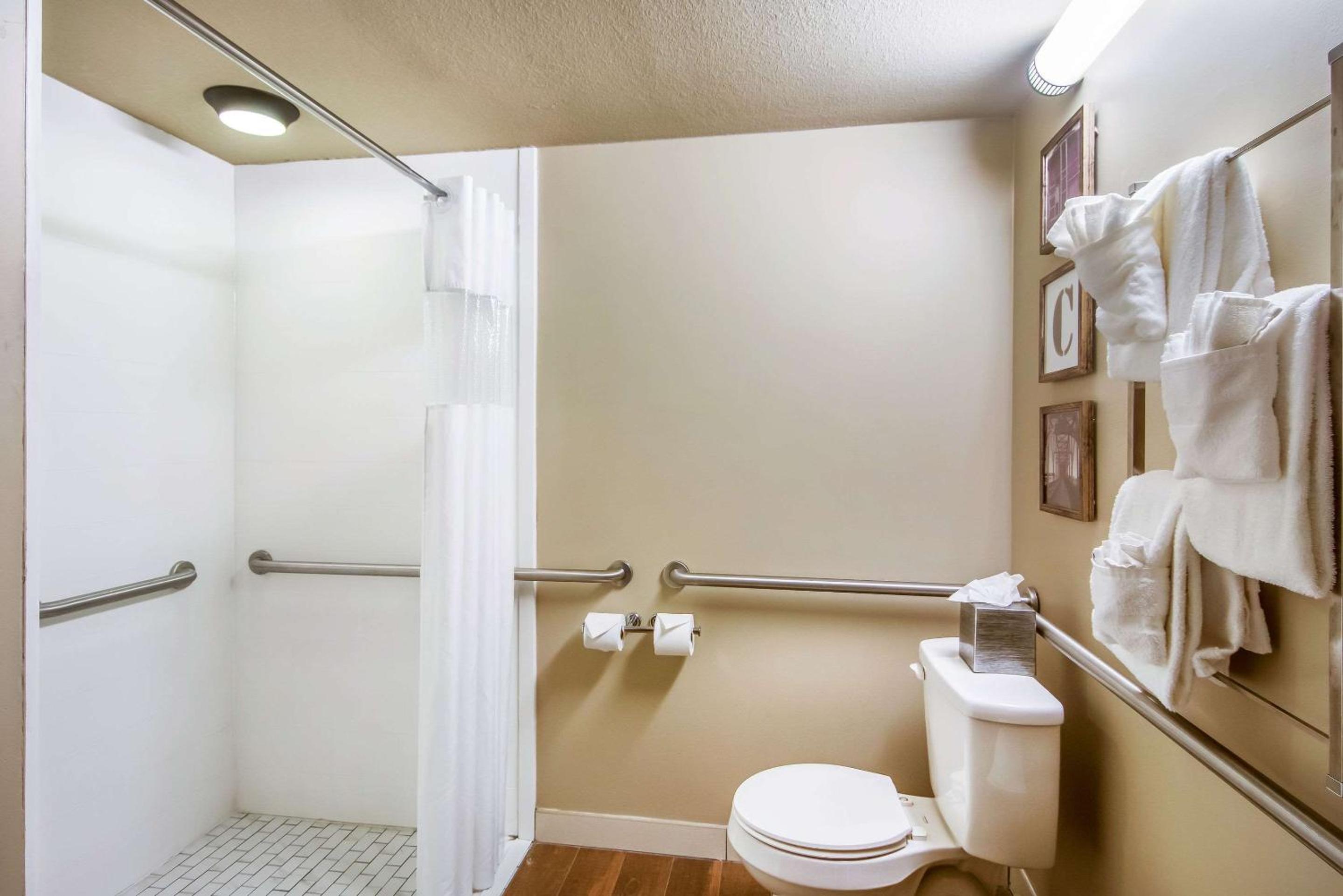 Queen Room - Accessible/Nonsmoking - Photo 7