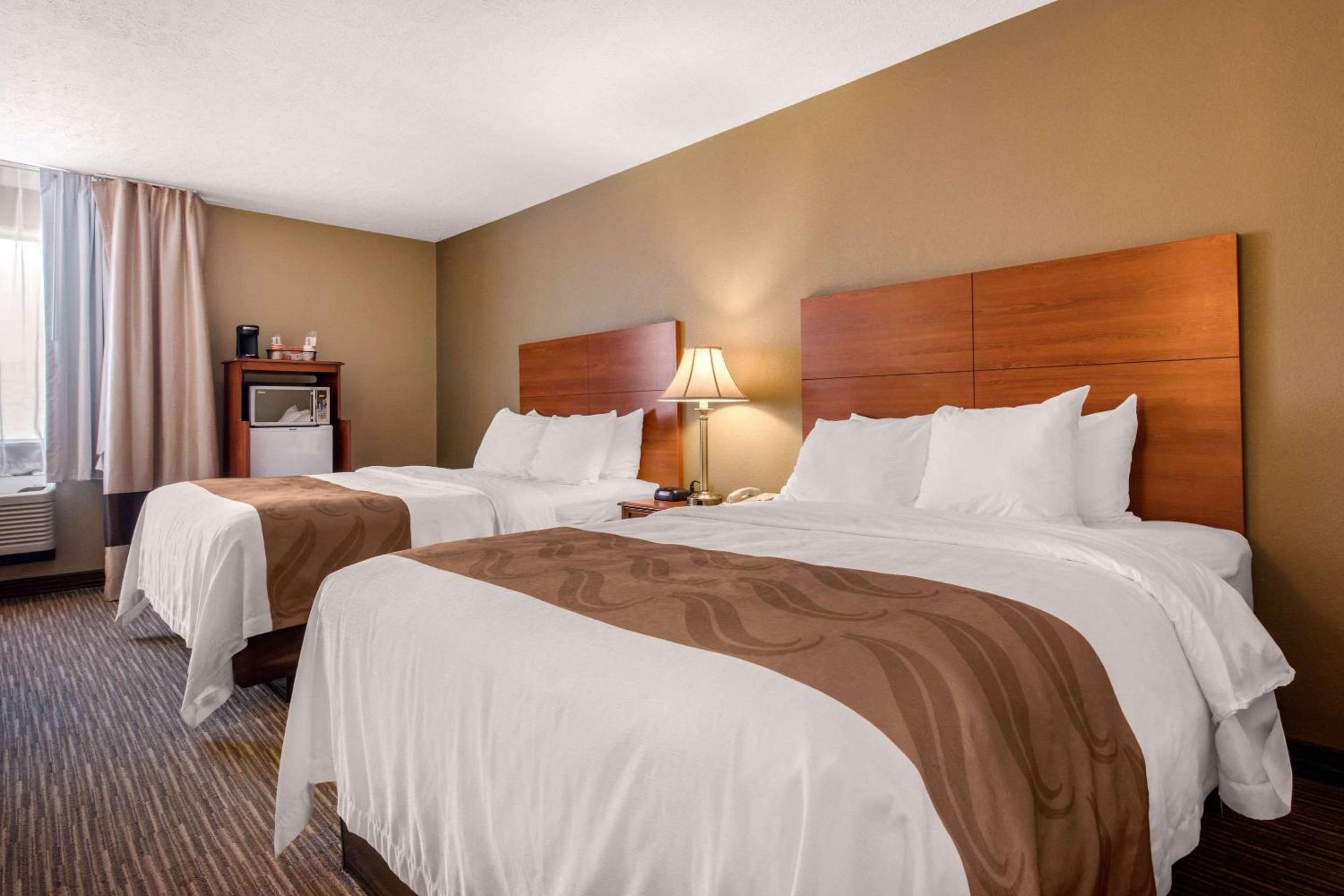 Queen Room with Two Queen Beds - Non-Smoking - Photo 5