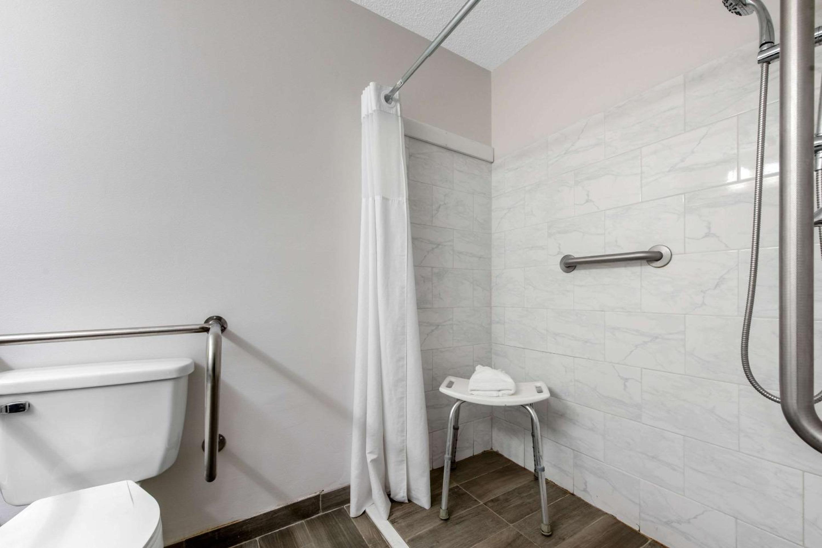 King Room - Accessible/Non-Smoking photo 3